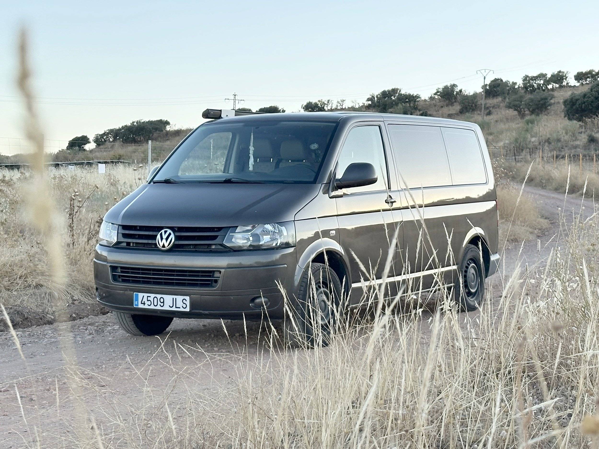 schräge Vorderansicht Volkswagen Volkswagen T5 4motion 140cv - Yescapa
