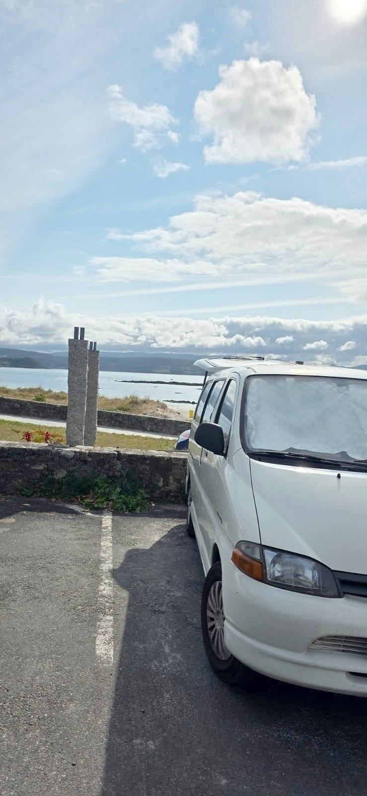 schräge Vorderansicht Toyota TOYOTA HIACE - Yescapa