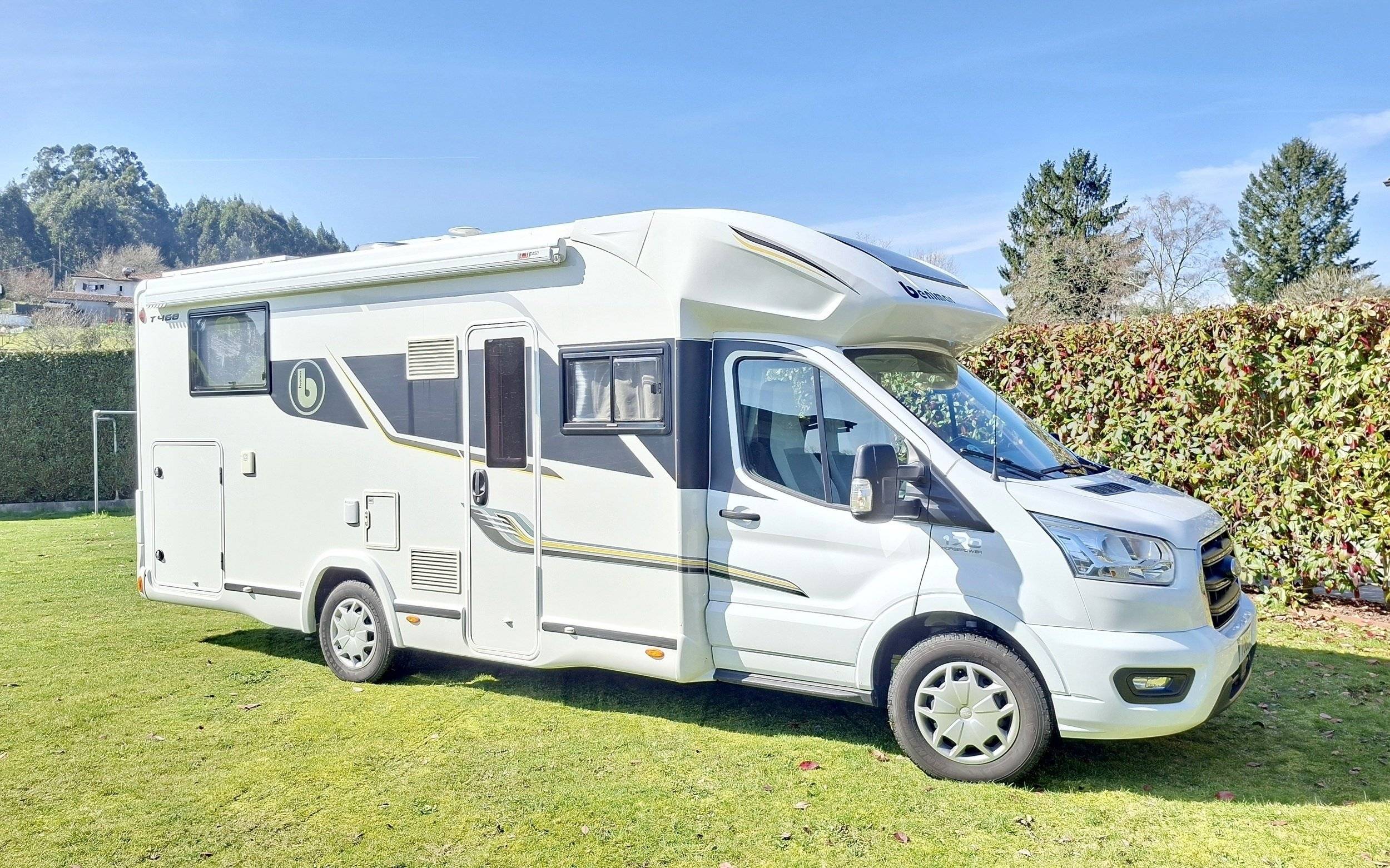 schräge Vorderansicht Ford Transit 2,0 l 170 ch - Yescapa