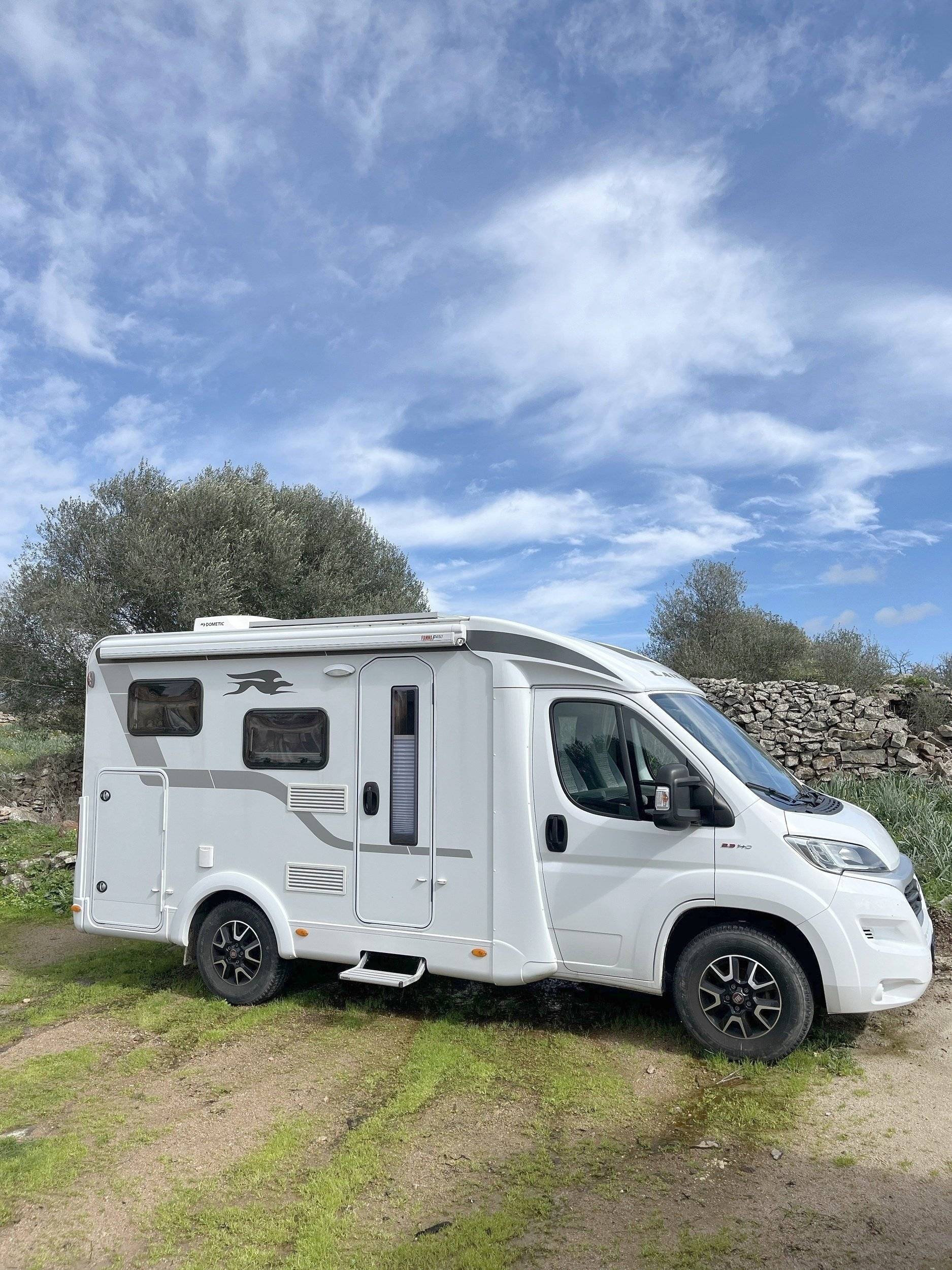 Teilintegriertes Wohnmobil