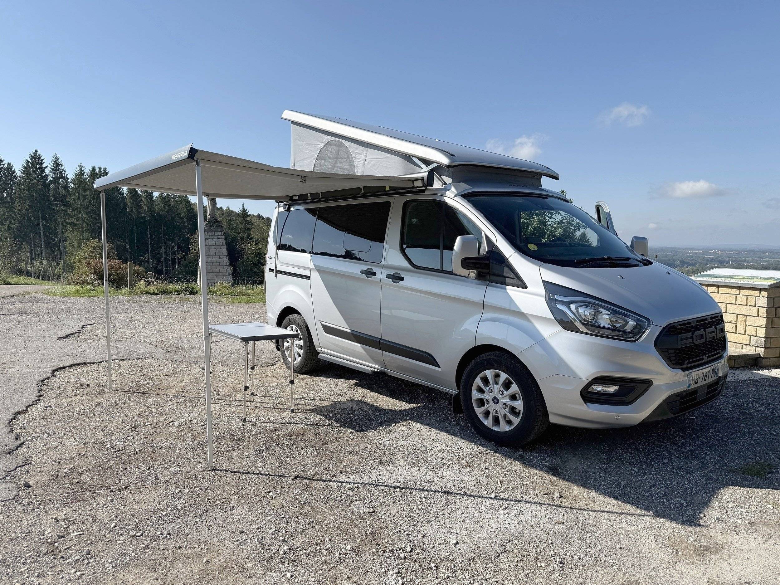 schräge Vorderansicht Ford Ford Nugget - Yescapa