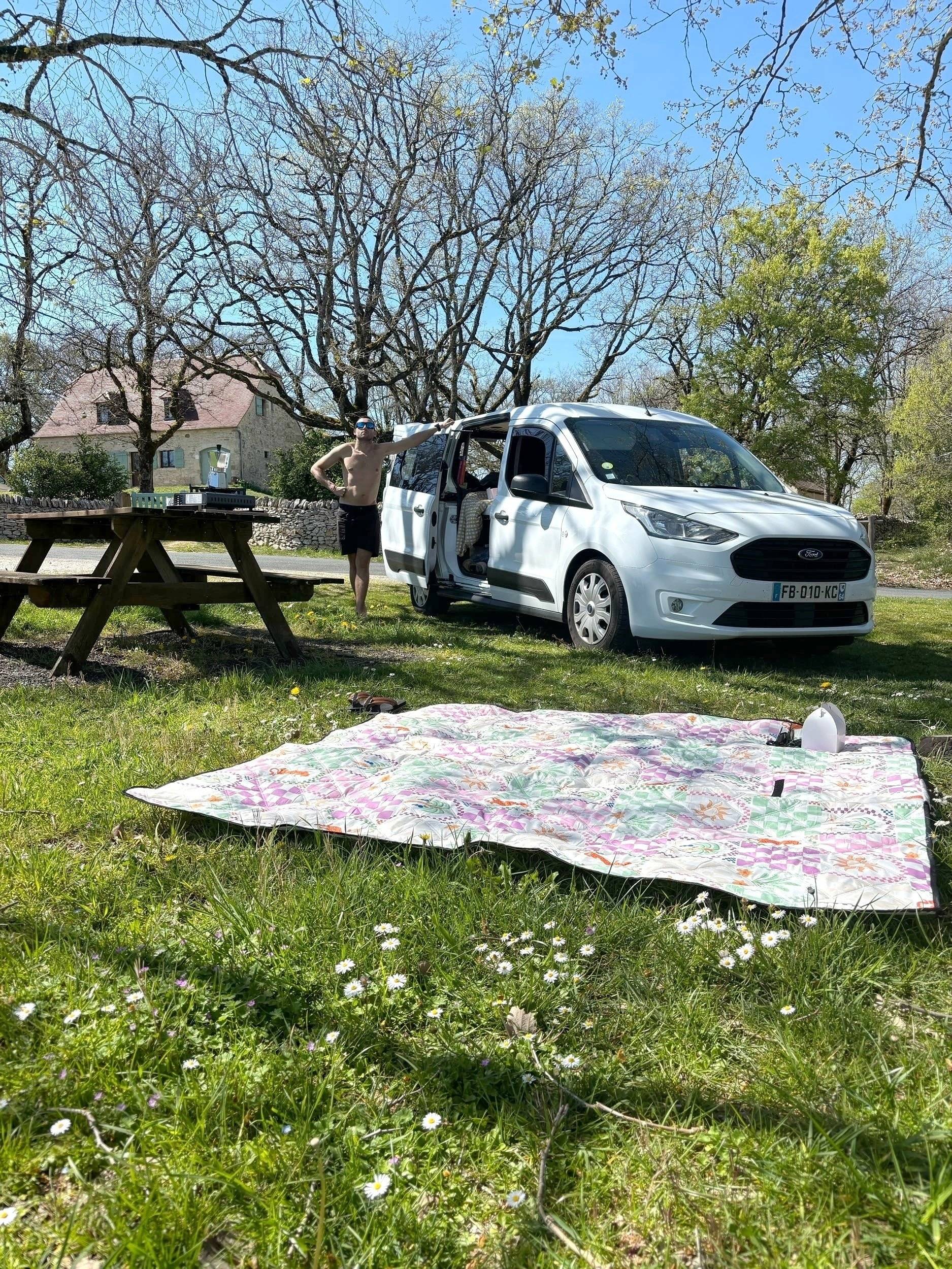 Vista del vehículo ángulo delantero Ford Ford Transit Connect - Yescapa