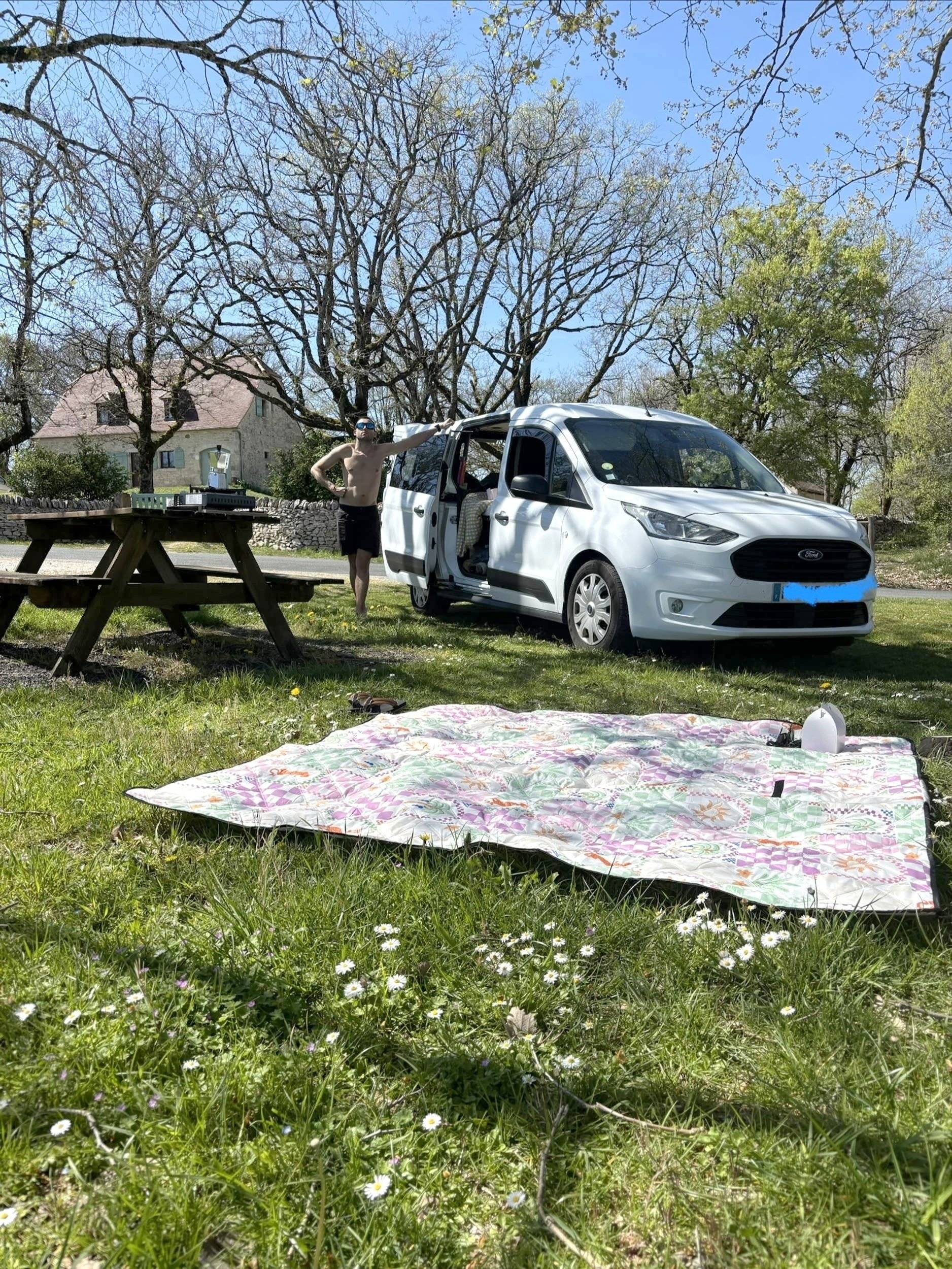 Vue avant de 3/4 Ford Ford Transit Connect - Yescapa