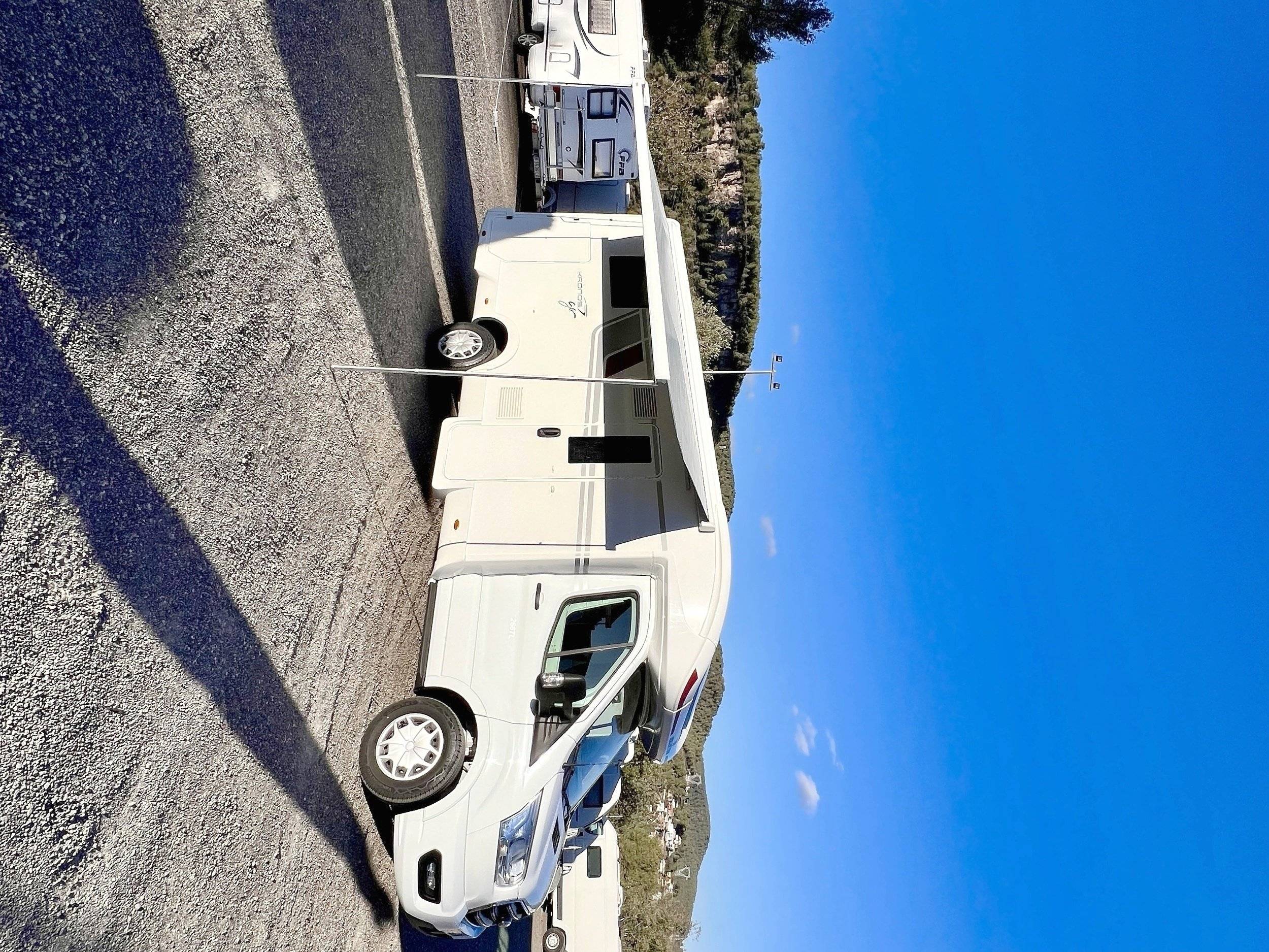 Vista del vehículo ángulo delantero Ford Transit 2,0 l 170 cv - Yescapa