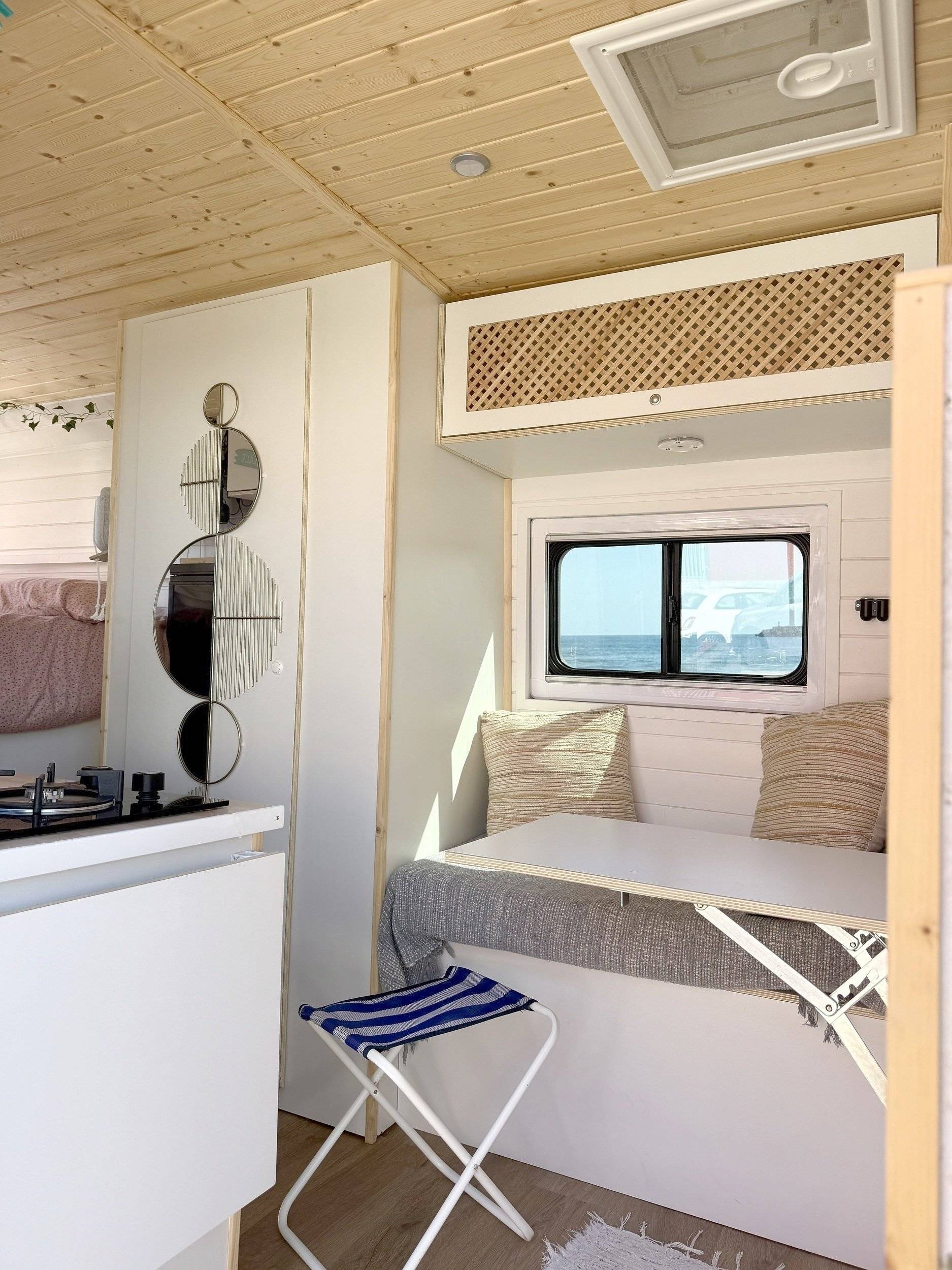 Dining Area Fiat Ducato 3,0 l Multijet 160 ch. - Yescapa