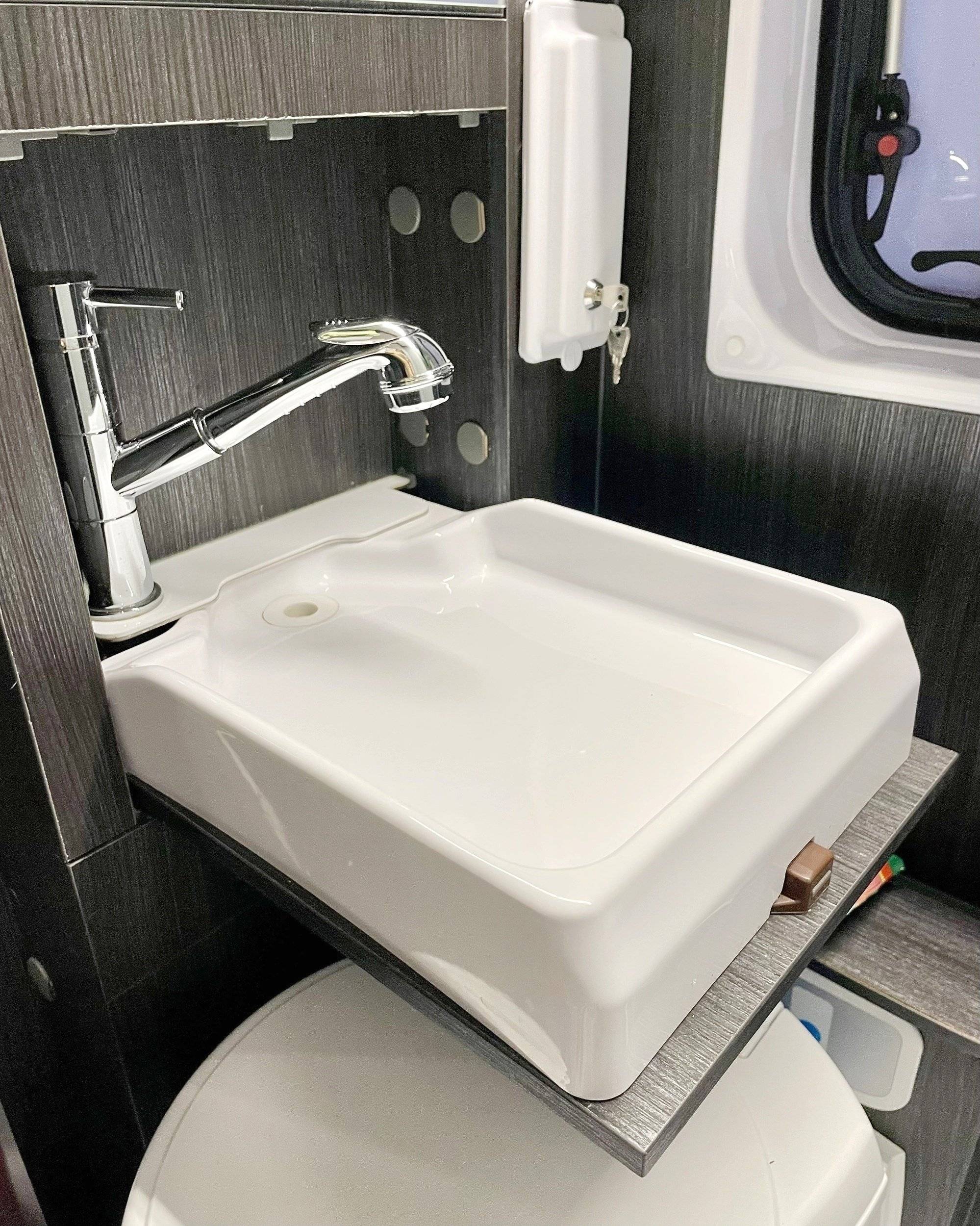 Benimar Benivan B144