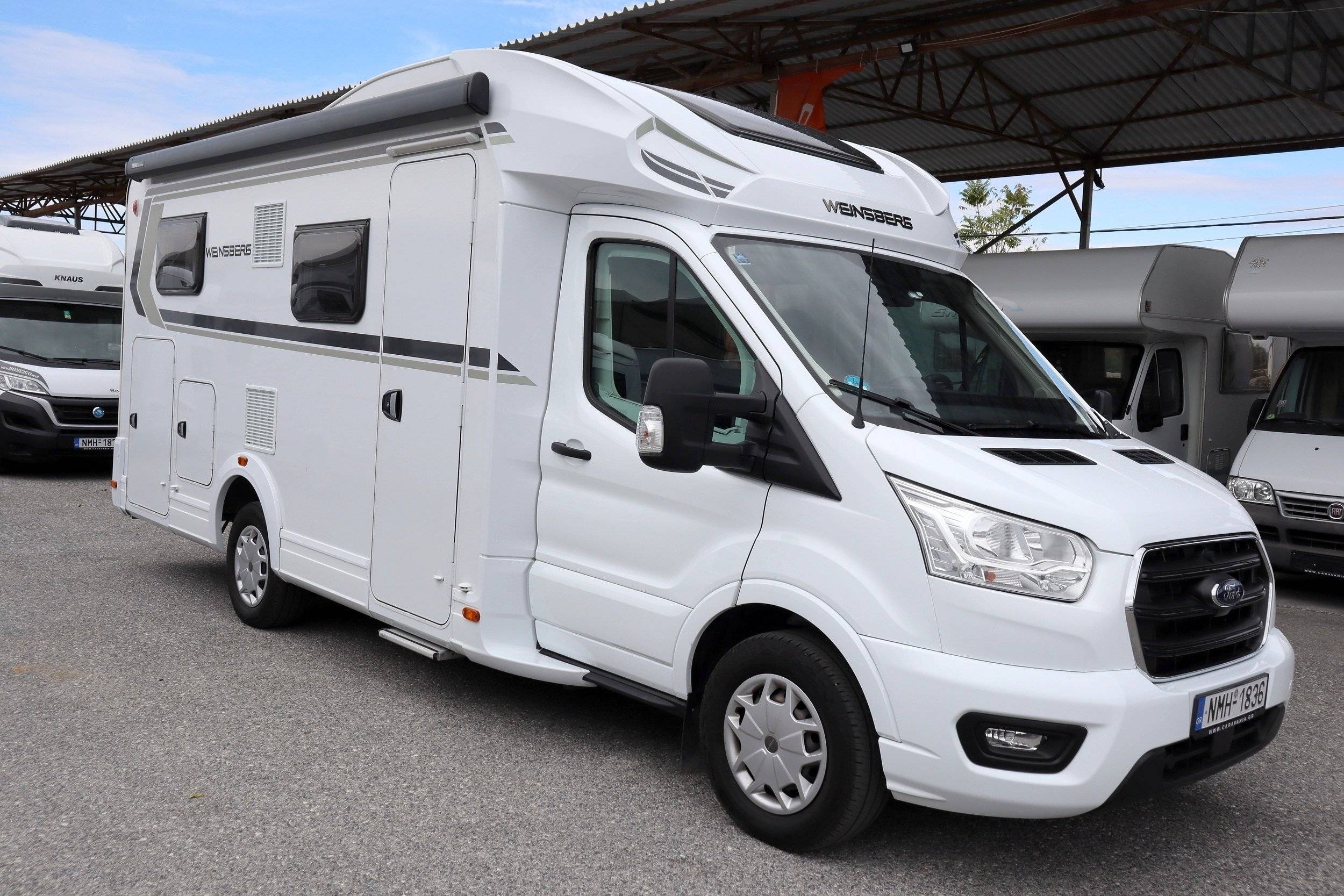 Vue avant de 3/4 Ford Carasuite 650 MEG - Yescapa