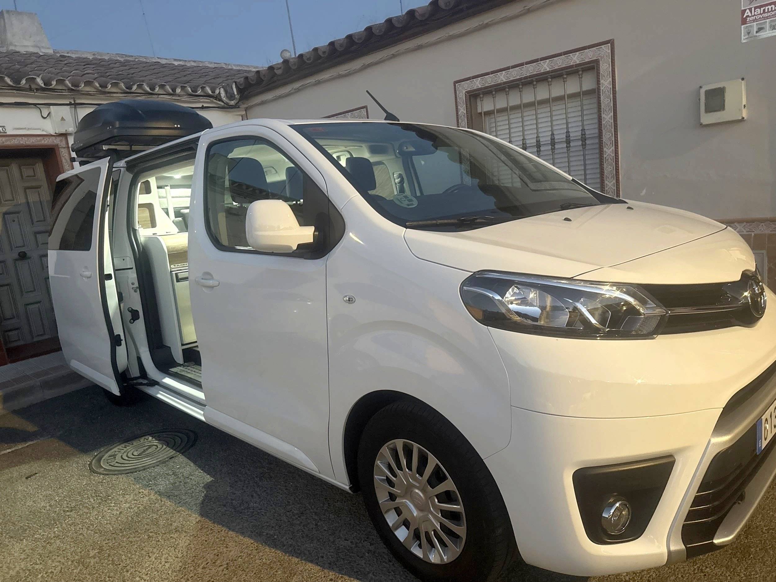 Front view from 3/4 Toyota Toyota - Yescapa
