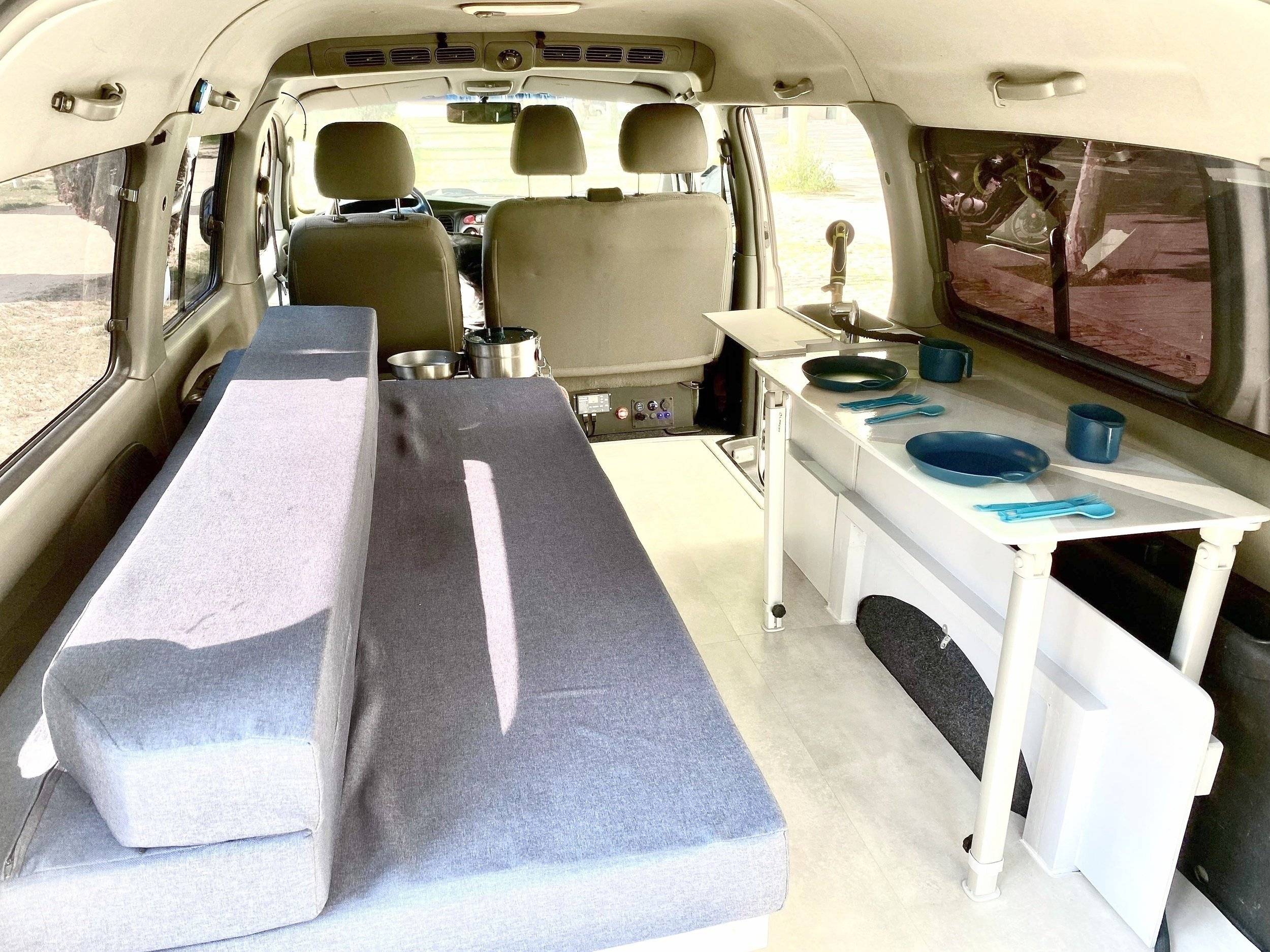Área de jantar Hyundai H1 - Yescapa