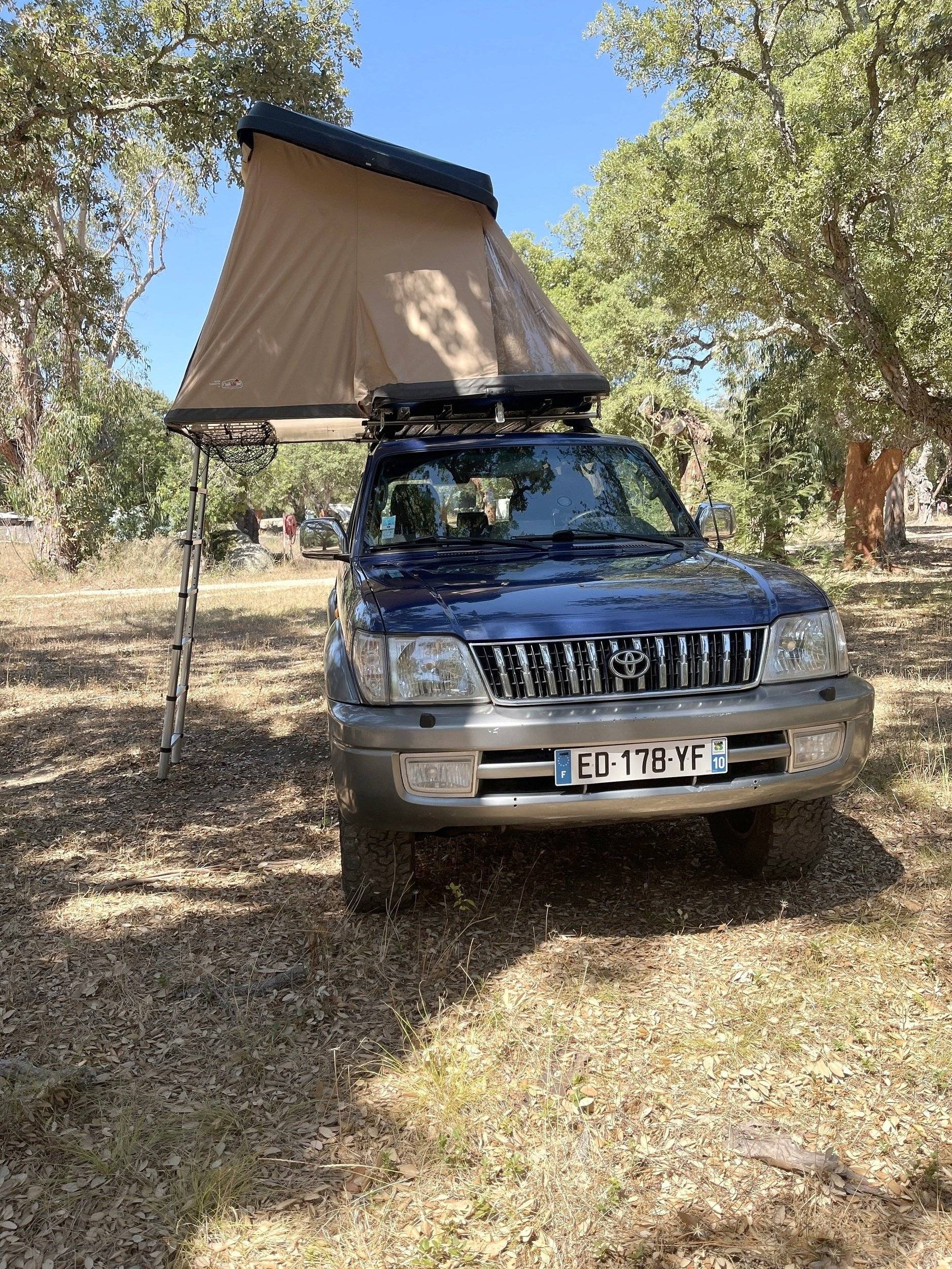 Front view from 3/4 Toyota Land cruiser - Yescapa