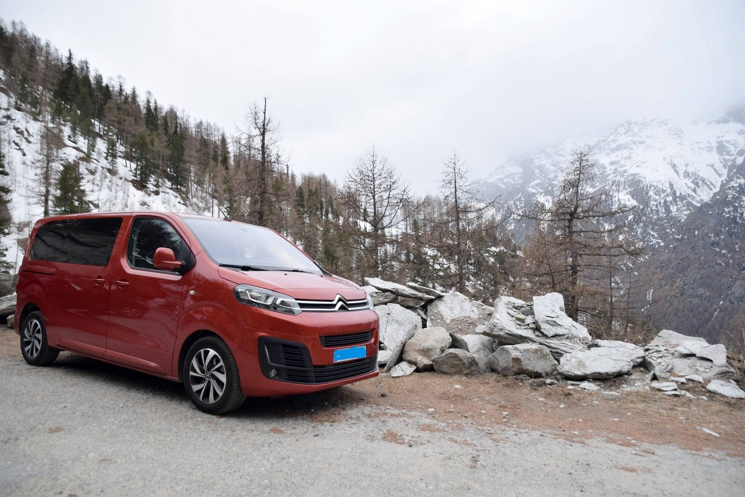 Front view from 3/4 Citroën SpaceTourer - Yescapa