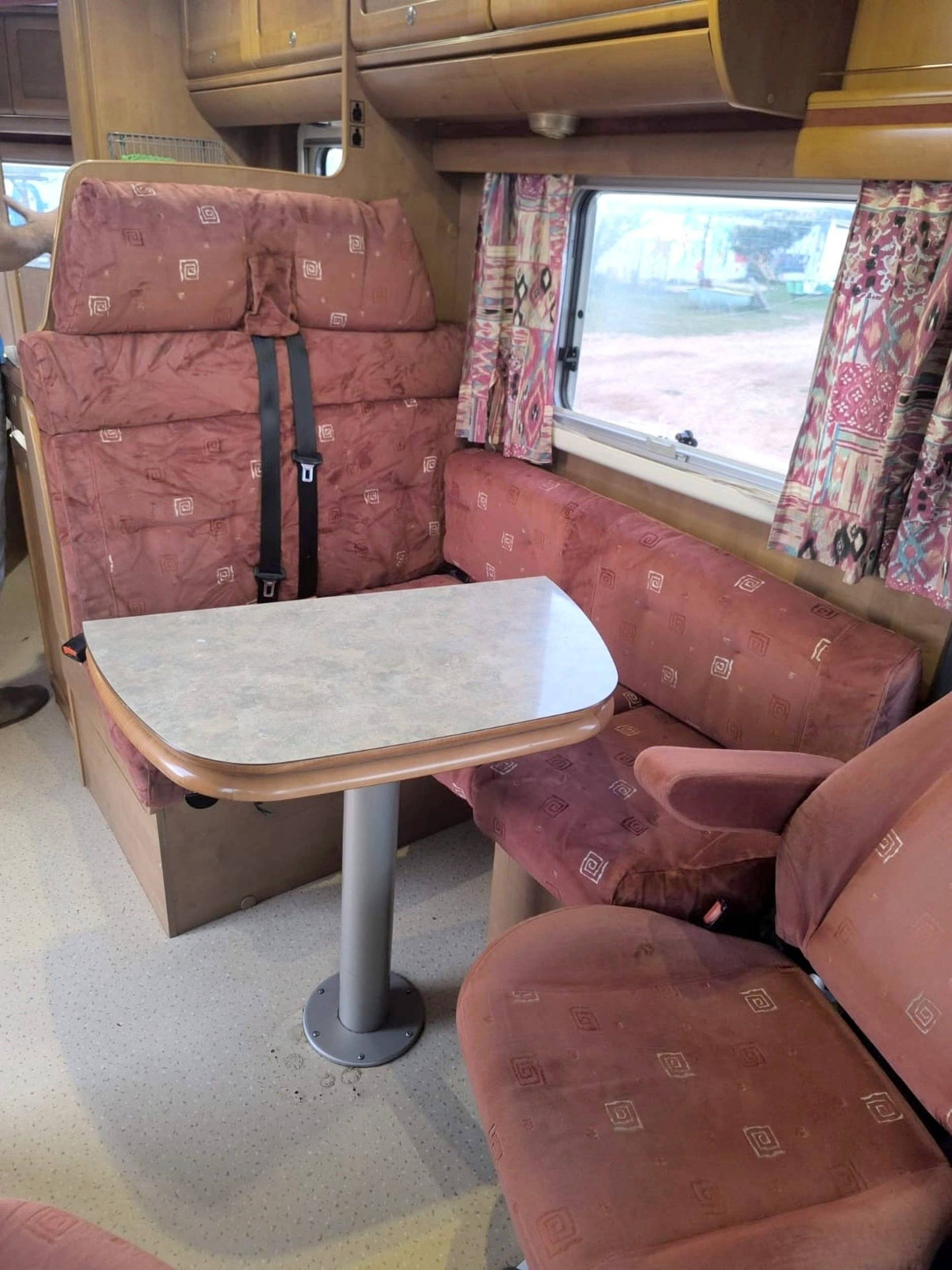 Menjador Mercedes Sprinter 2,2 143ch - Yescapa