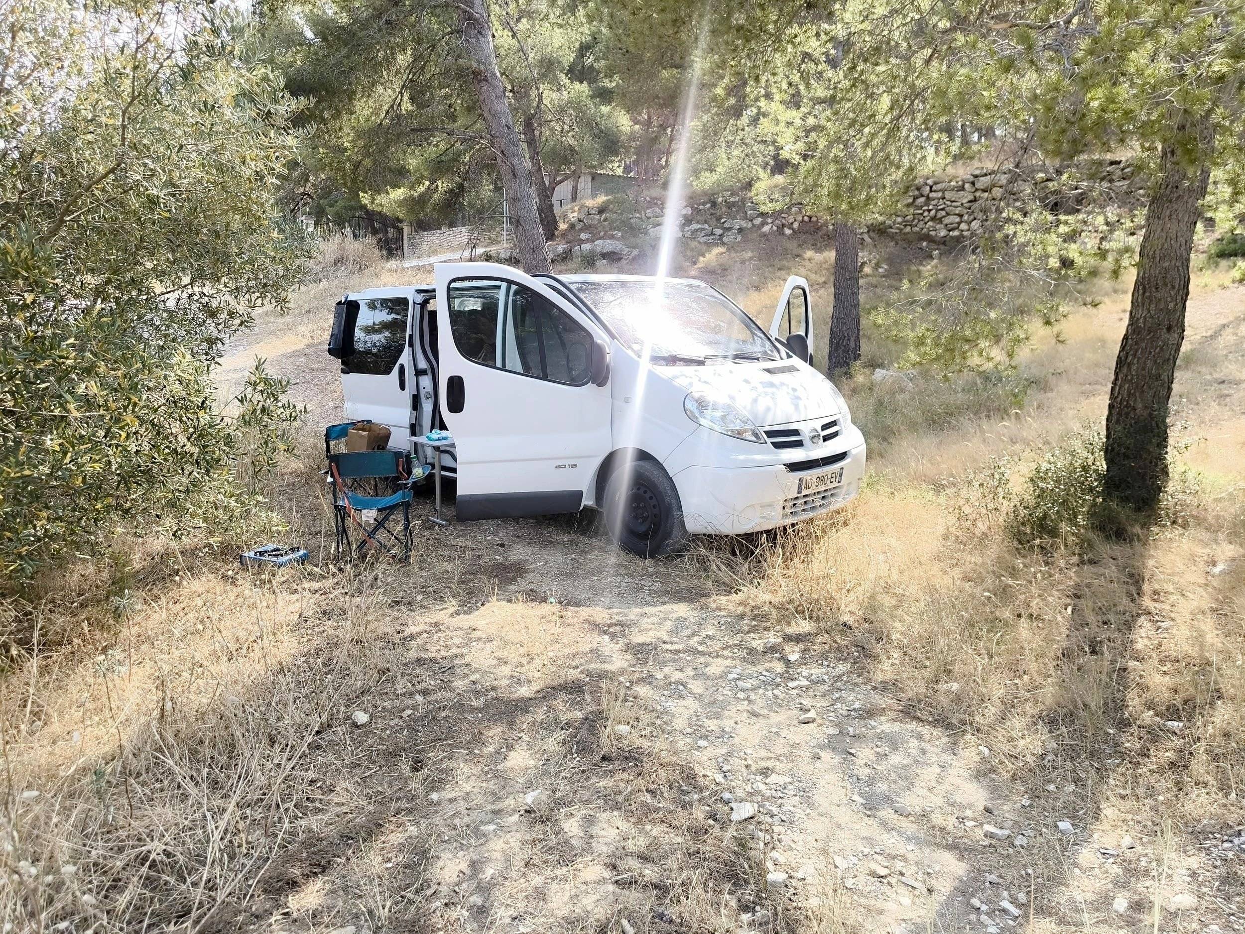 schräge Vorderansicht Nissan primastar - Yescapa