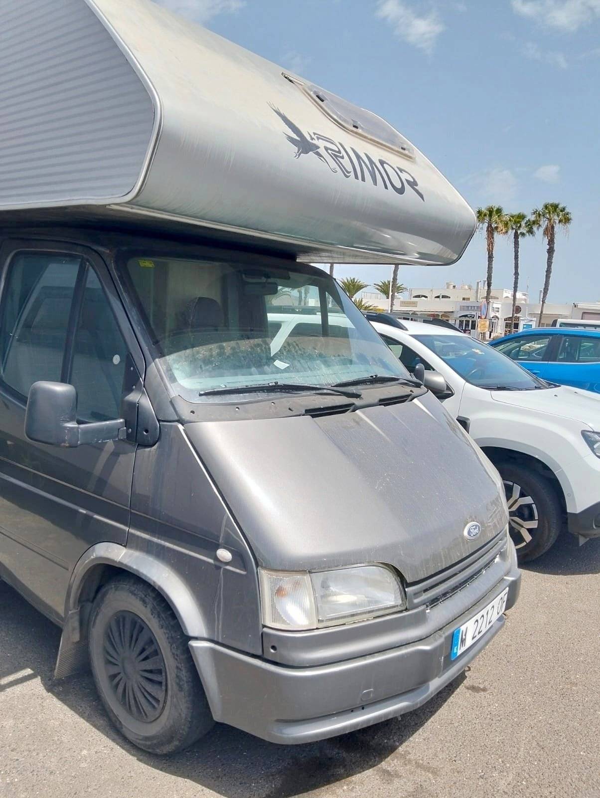 Vista del vehicle angle davanter Ford Transit 2,0 l 115 ch - Yescapa