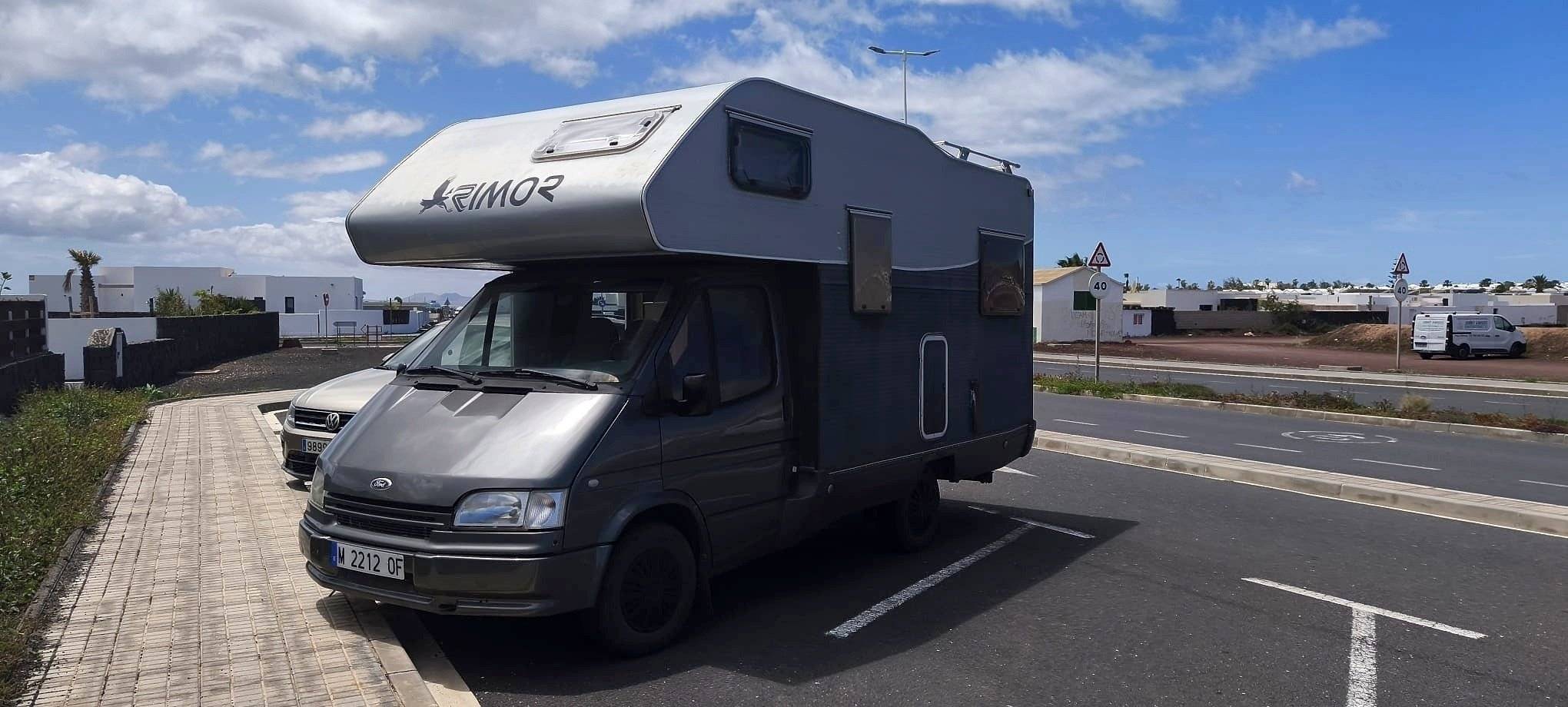 Vue avant de 3/4 Ford Transit 2,0 l 115 ch - Yescapa