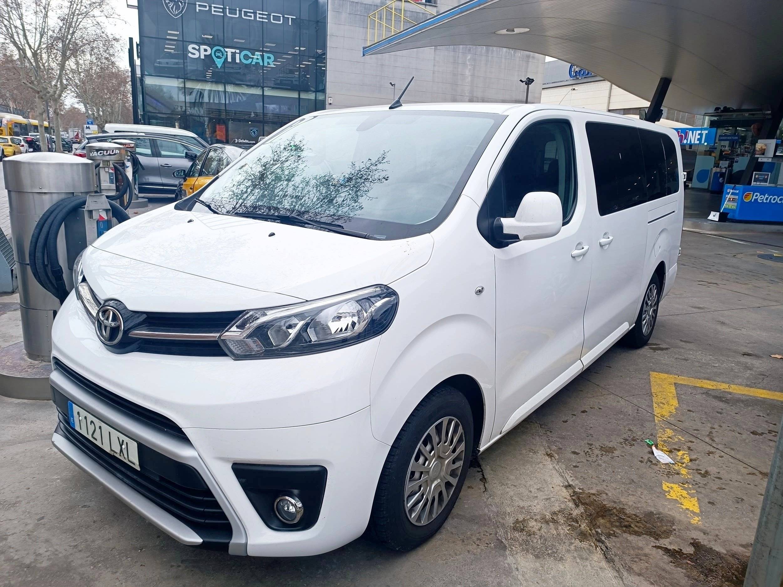 Vista del vehículo ángulo delantero Toyota ProAce Verso - Yescapa