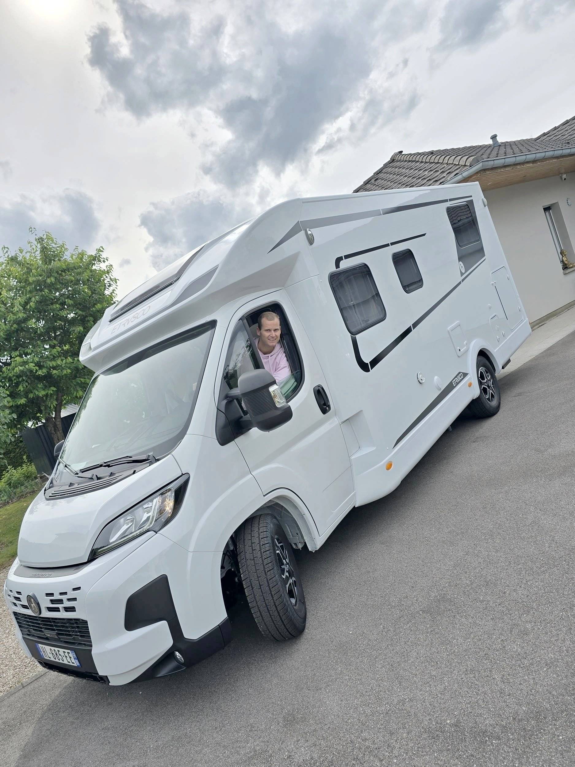 schräge Vorderansicht Fiat DUCATO 2.2 140 CH - Yescapa