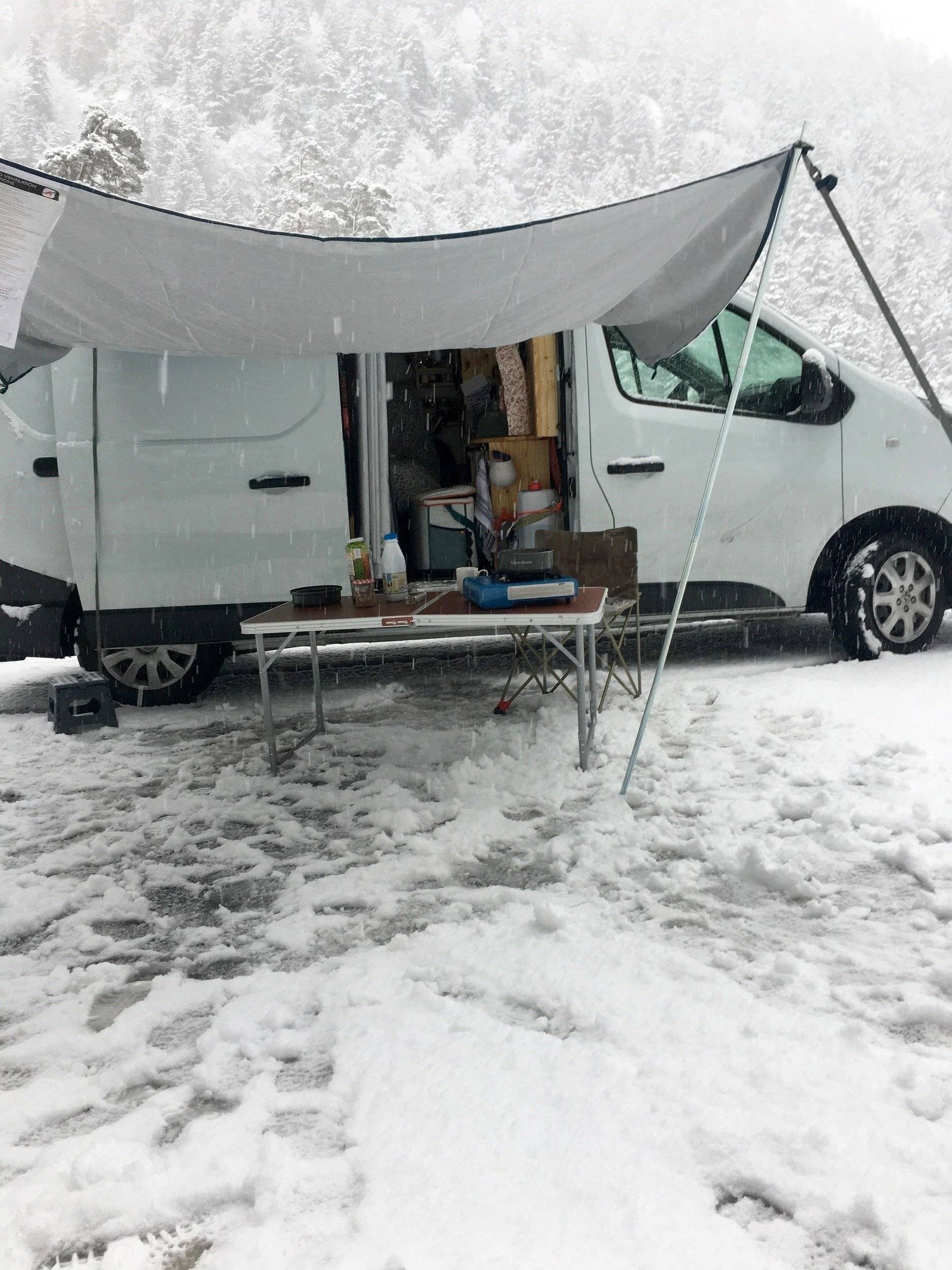 Vista de 3/4 Renault Trafic III Confort 1,6 l 115 ch - Yescapa