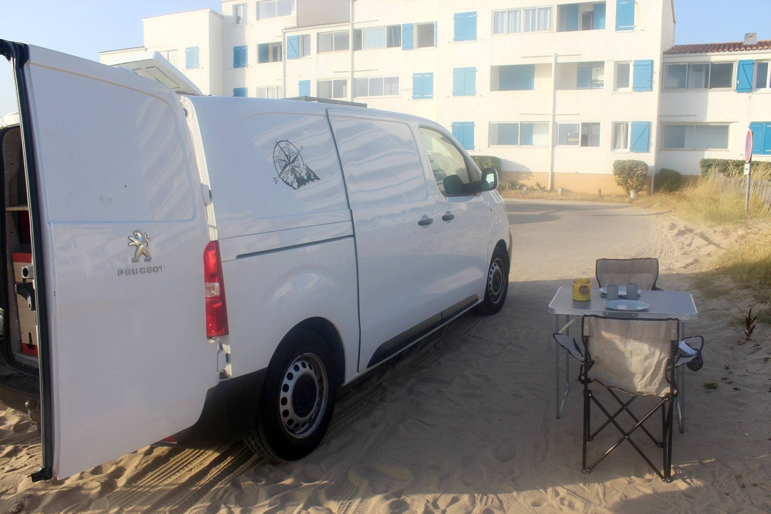 Vue avant de 3/4 Peugeot peugeot expert - Yescapa