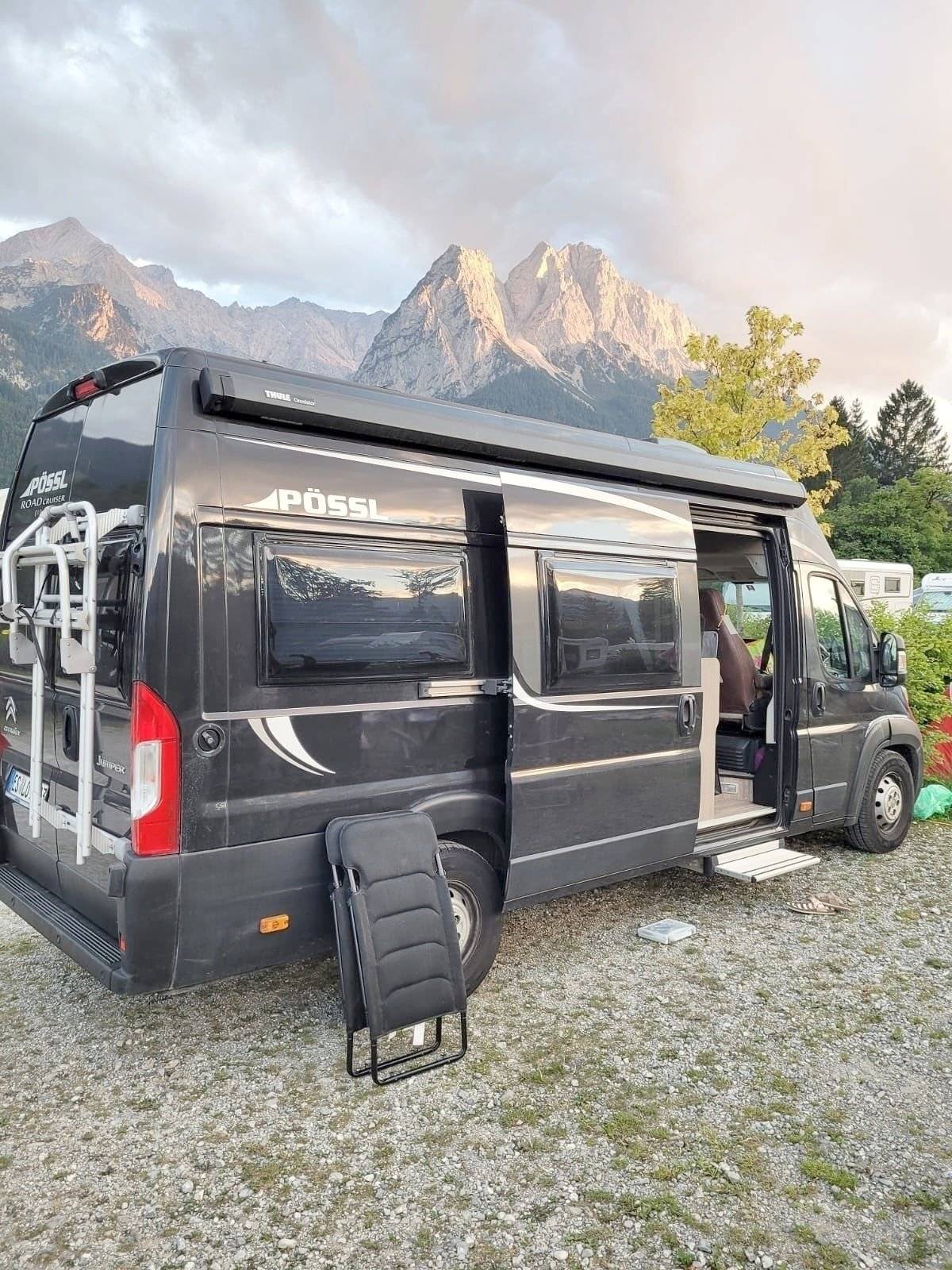 Vista frontale a ¾ Citroën Jumper 2,2 l 120 ch - Yescapa