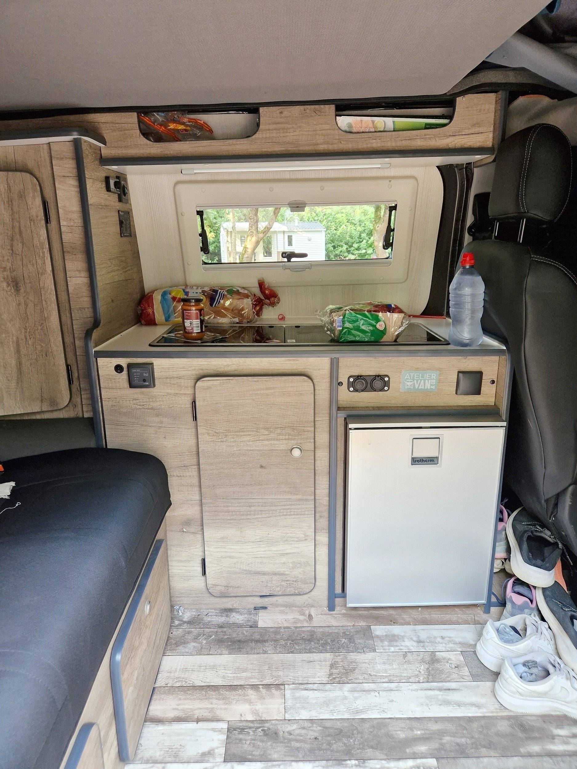 Dining Area Opel Vivaro - Yescapa