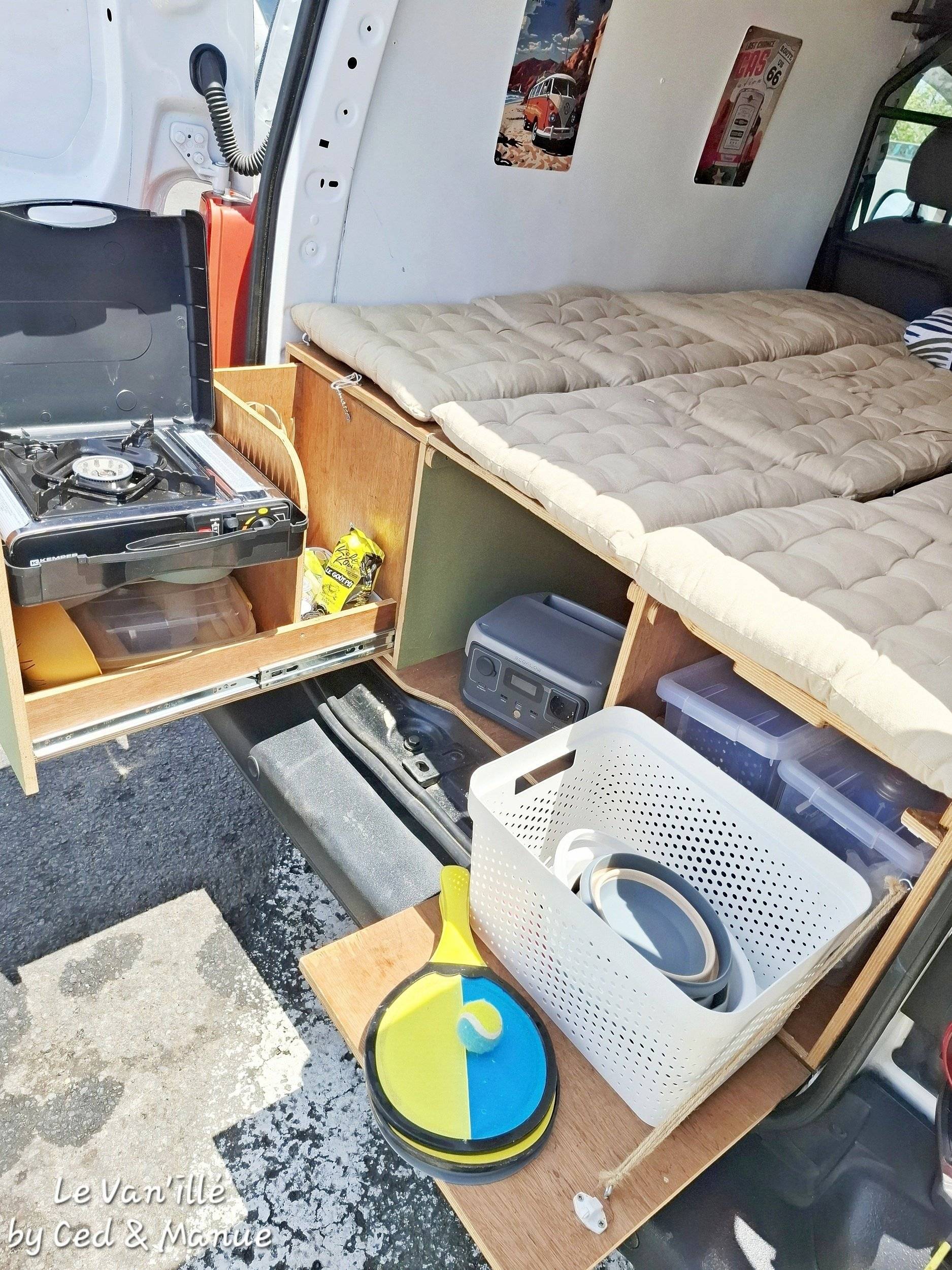 Área de jantar Peugeot Partner1,6 HDI 90 Ch - Yescapa