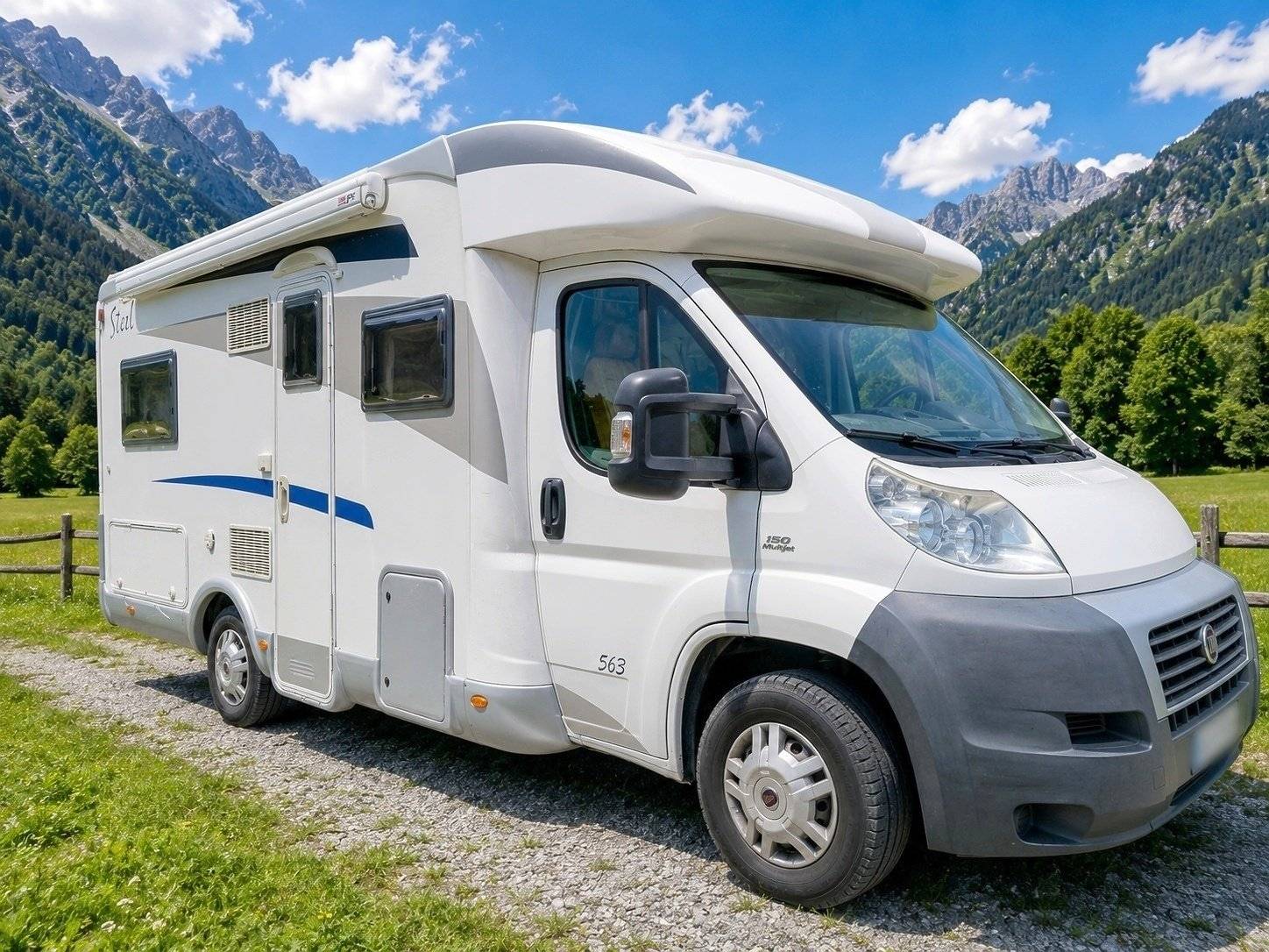 Vista del vehicle angle davanter Fiat Ducato 120 Multijet - Yescapa
