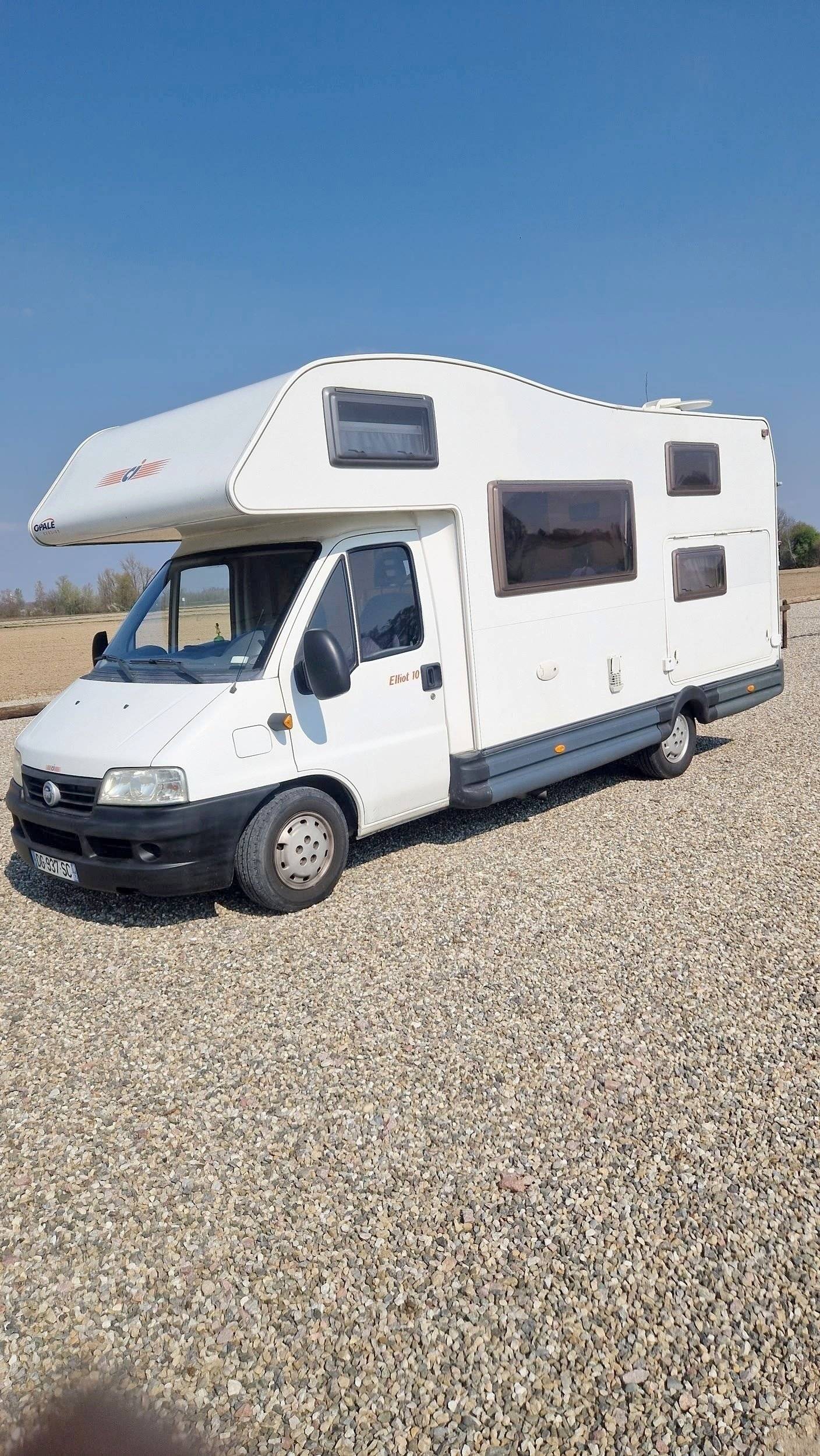 schräge Vorderansicht Fiat FIAT DUCATO - Yescapa