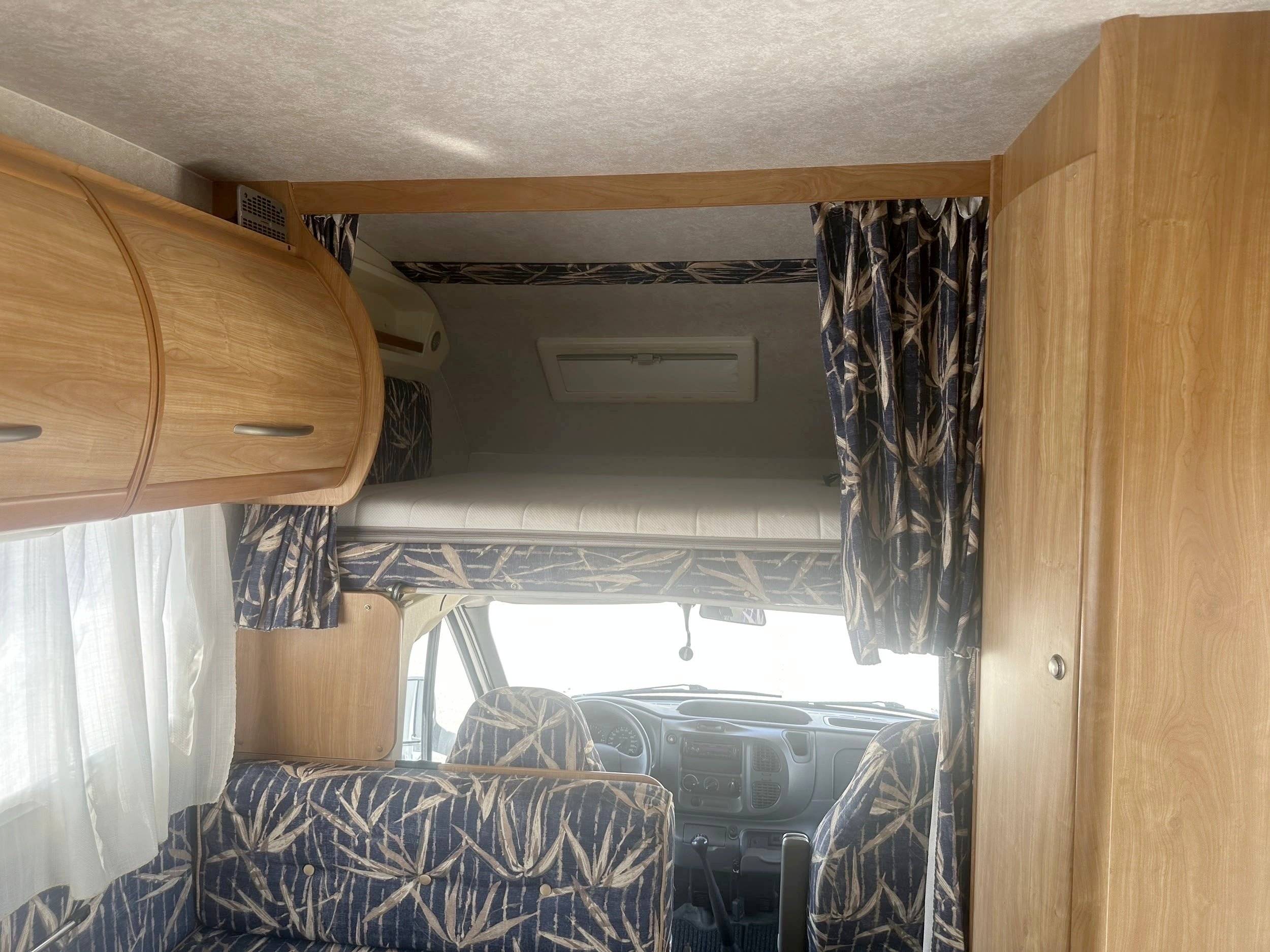 Dormidas Ford Transit 2,4 l TDCi 140 ch. - Yescapa