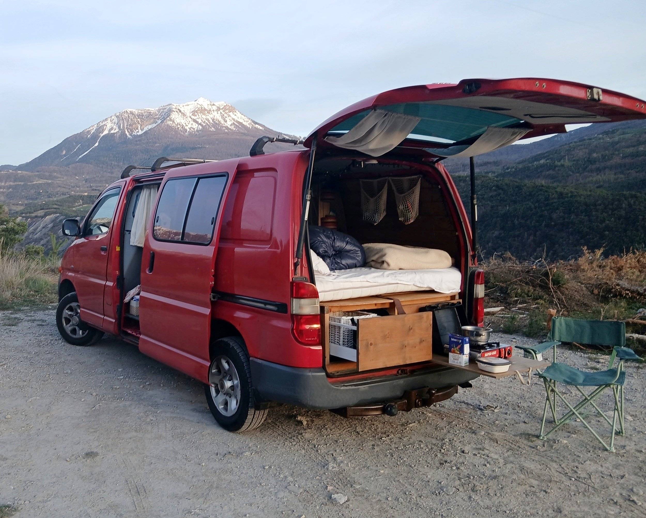 Front view from 3/4 Toyota Hiace - Yescapa