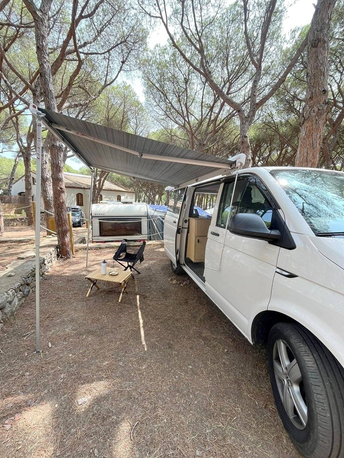 Vista frontale a ¾ Volkswagen Transporter - Yescapa