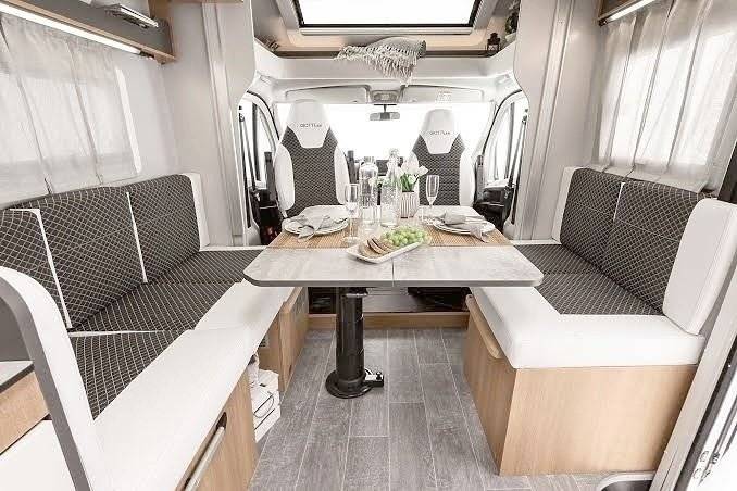 Vue avant de 3/4 Peugeot 2,2 l 120 ch - Yescapa