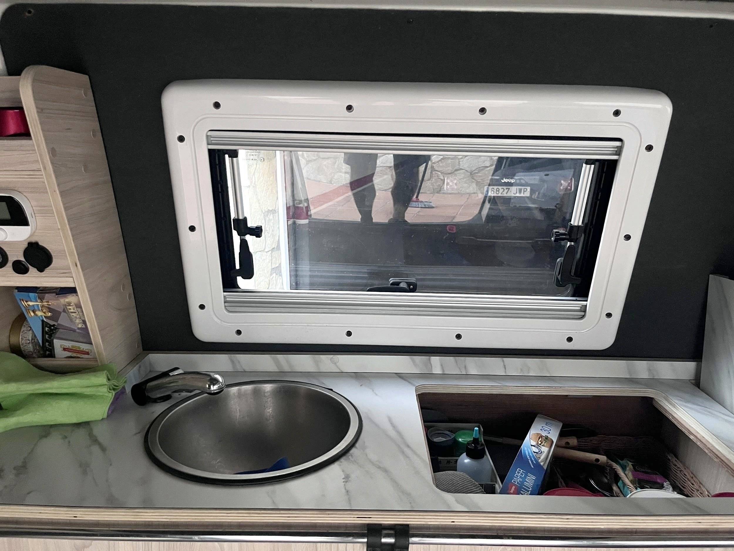 Cocina Volkswagen T5 Transporter 1,9 TDI 114cv - Yescapa
