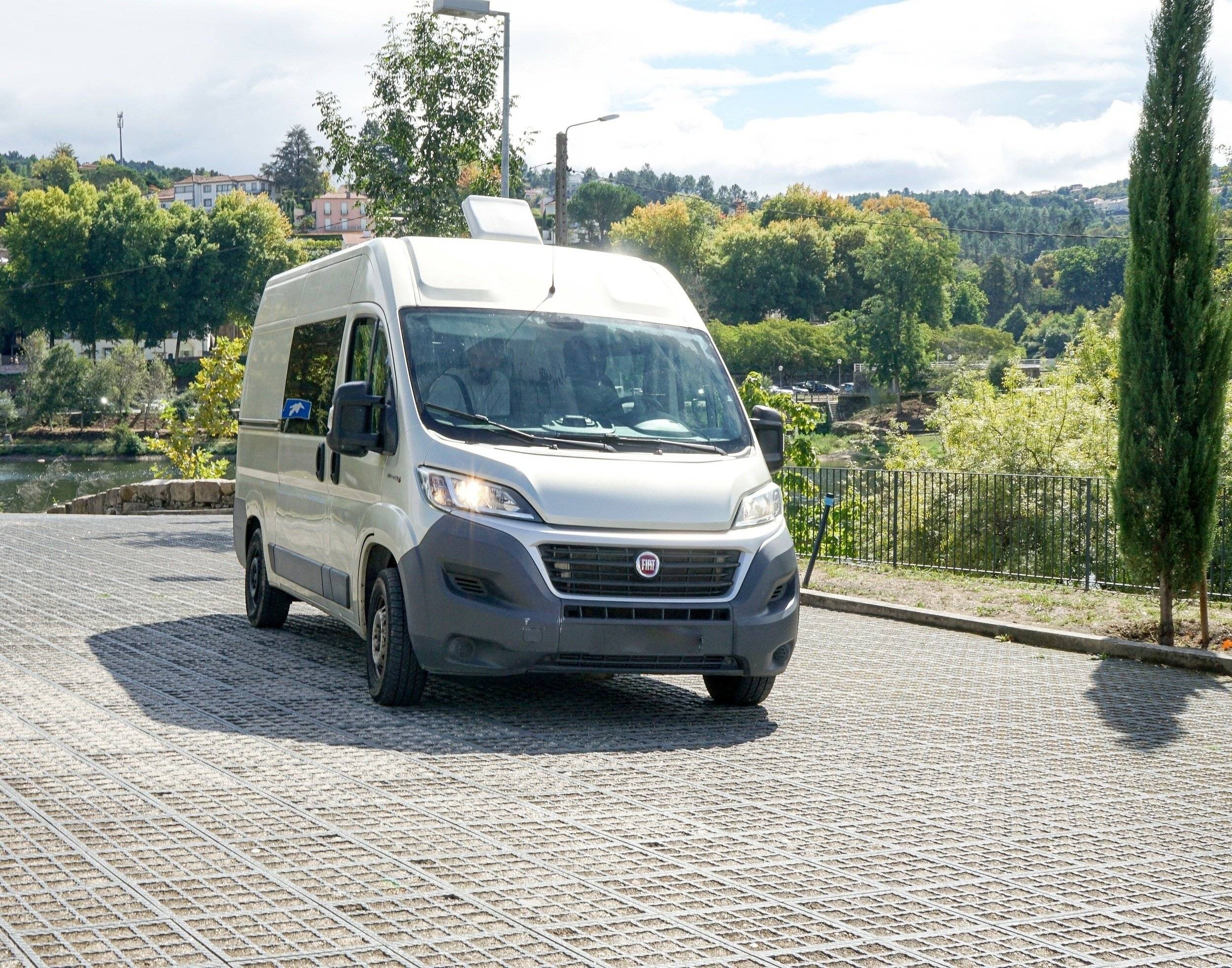 Vista de 3/4 Fiat Fiat Ducato 2,0 l 115cv - Yescapa