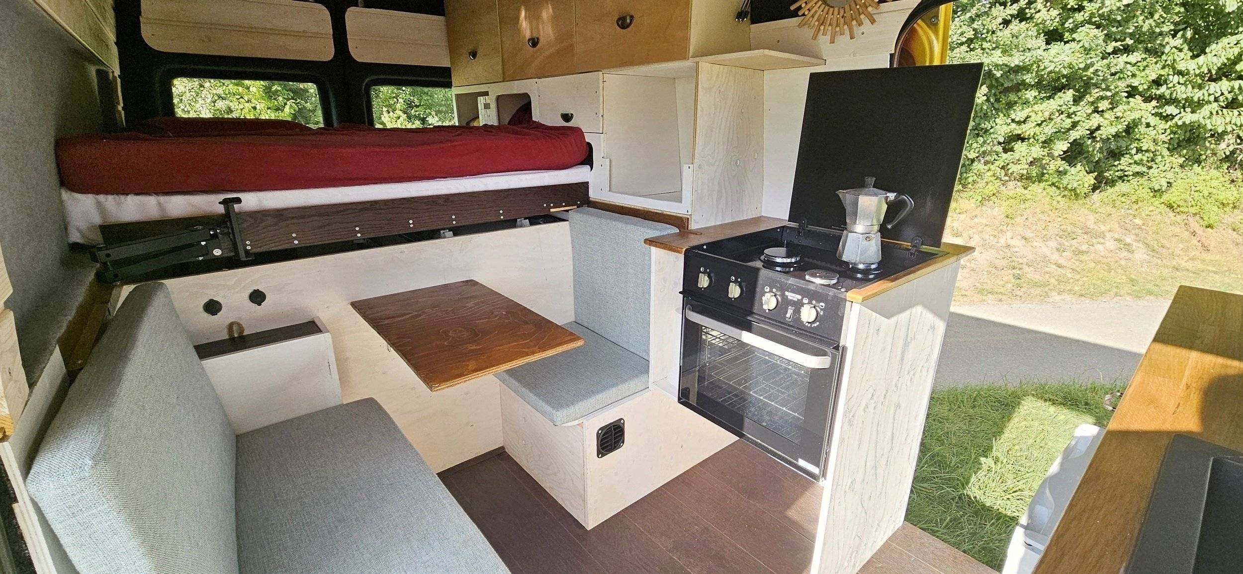 Dining Area Mercedes Sprinter 416 160cv - Yescapa