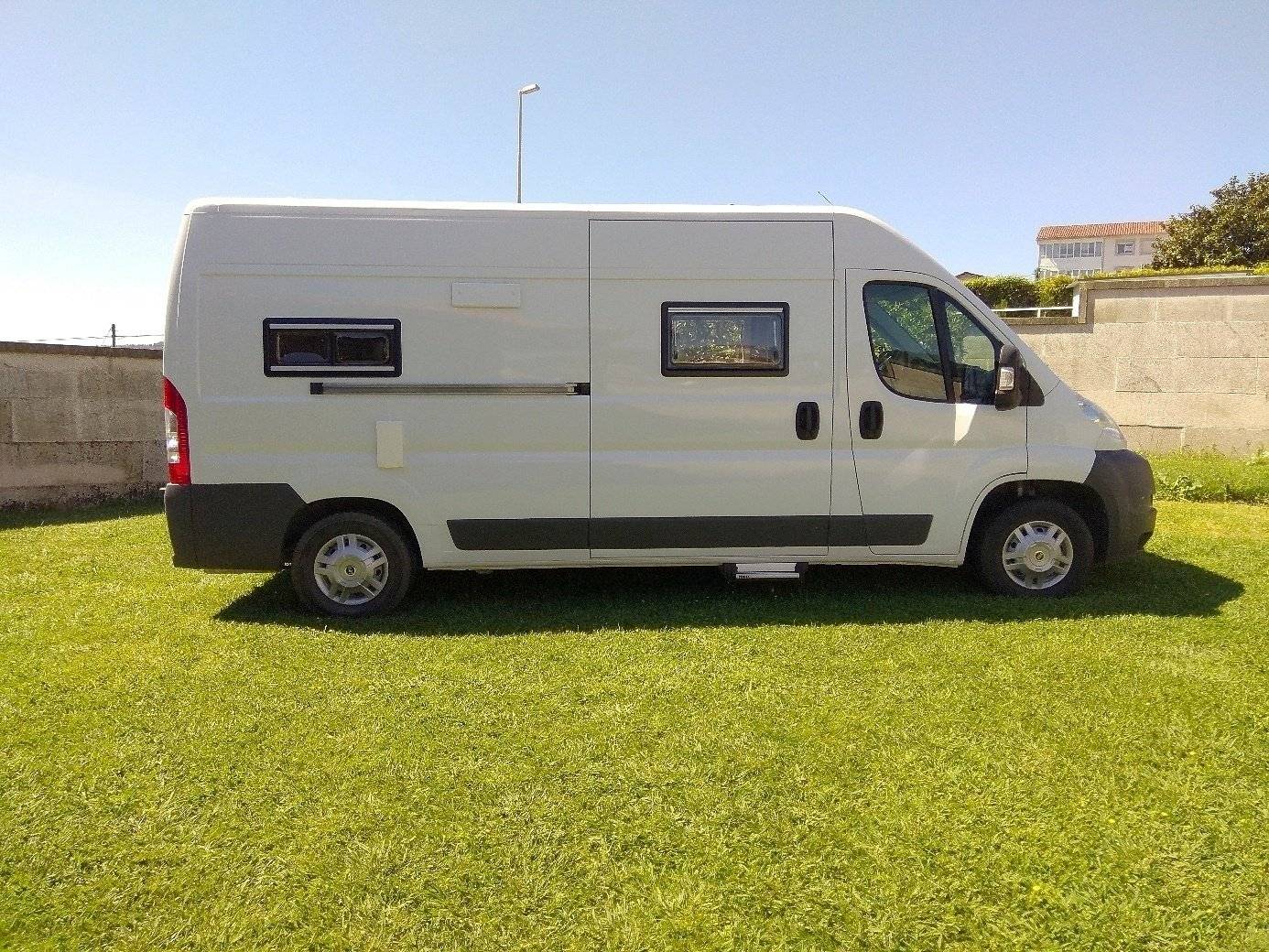 Vista de 3/4 Fiat Ducato 120 Multijet - Yescapa