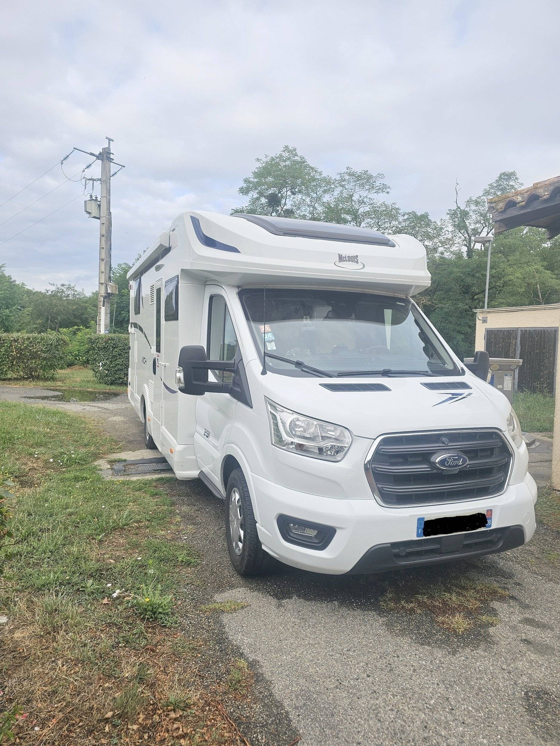 Vue avant de 3/4 Ford Transit 2,0 l 170 ch - Yescapa