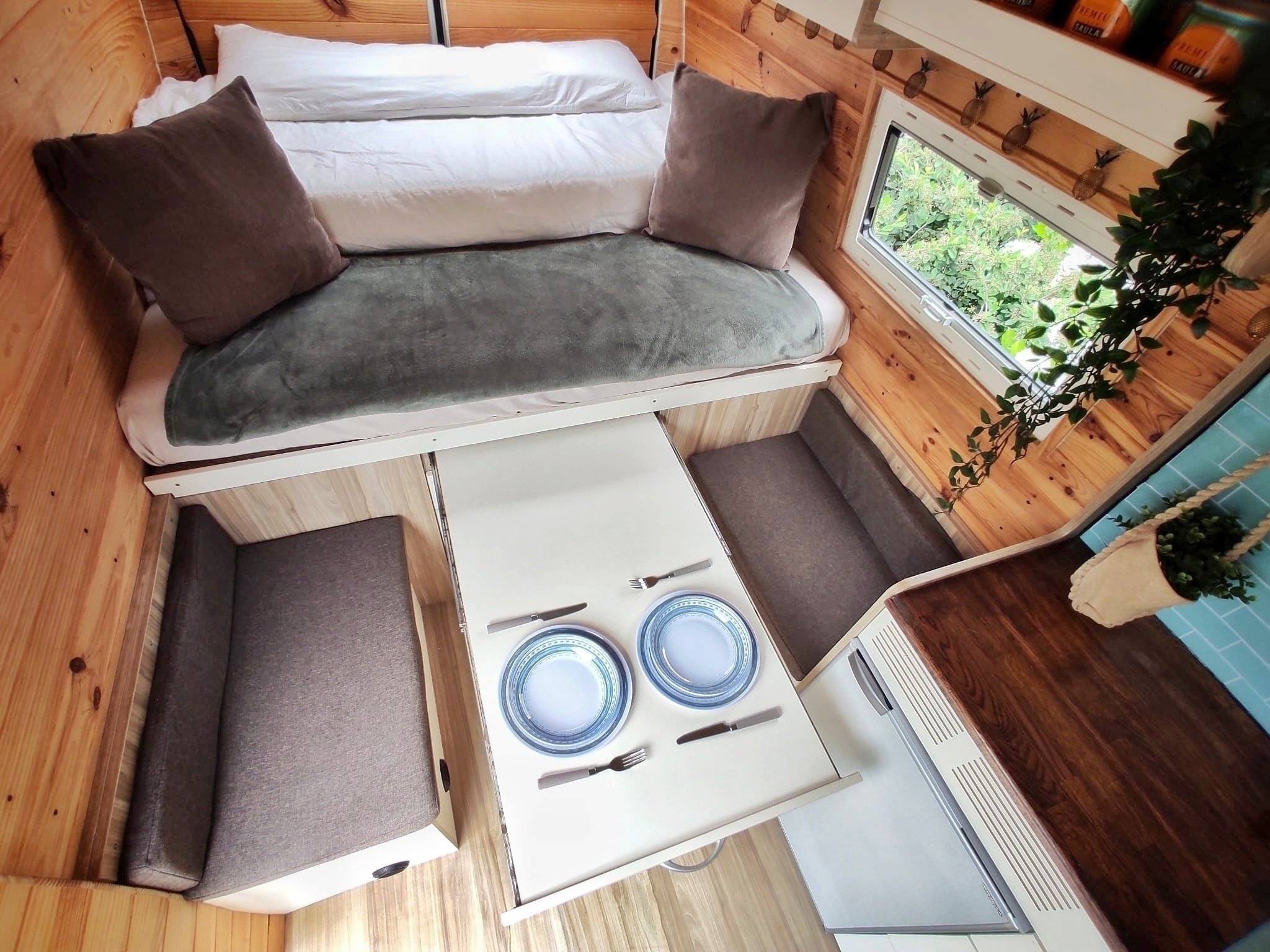 Dining Area Iveco DAILY - Yescapa