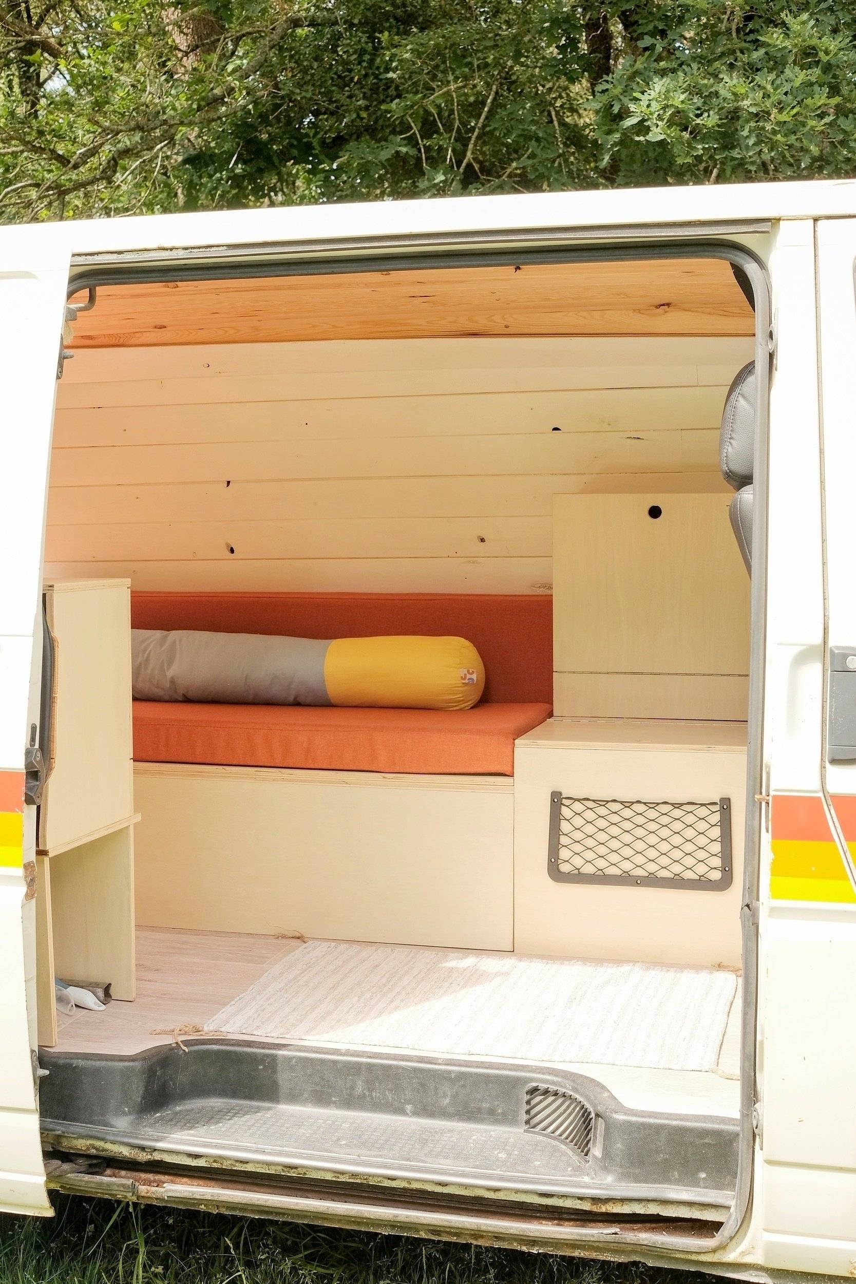 Dining Area Volkswagen T4 - Yescapa