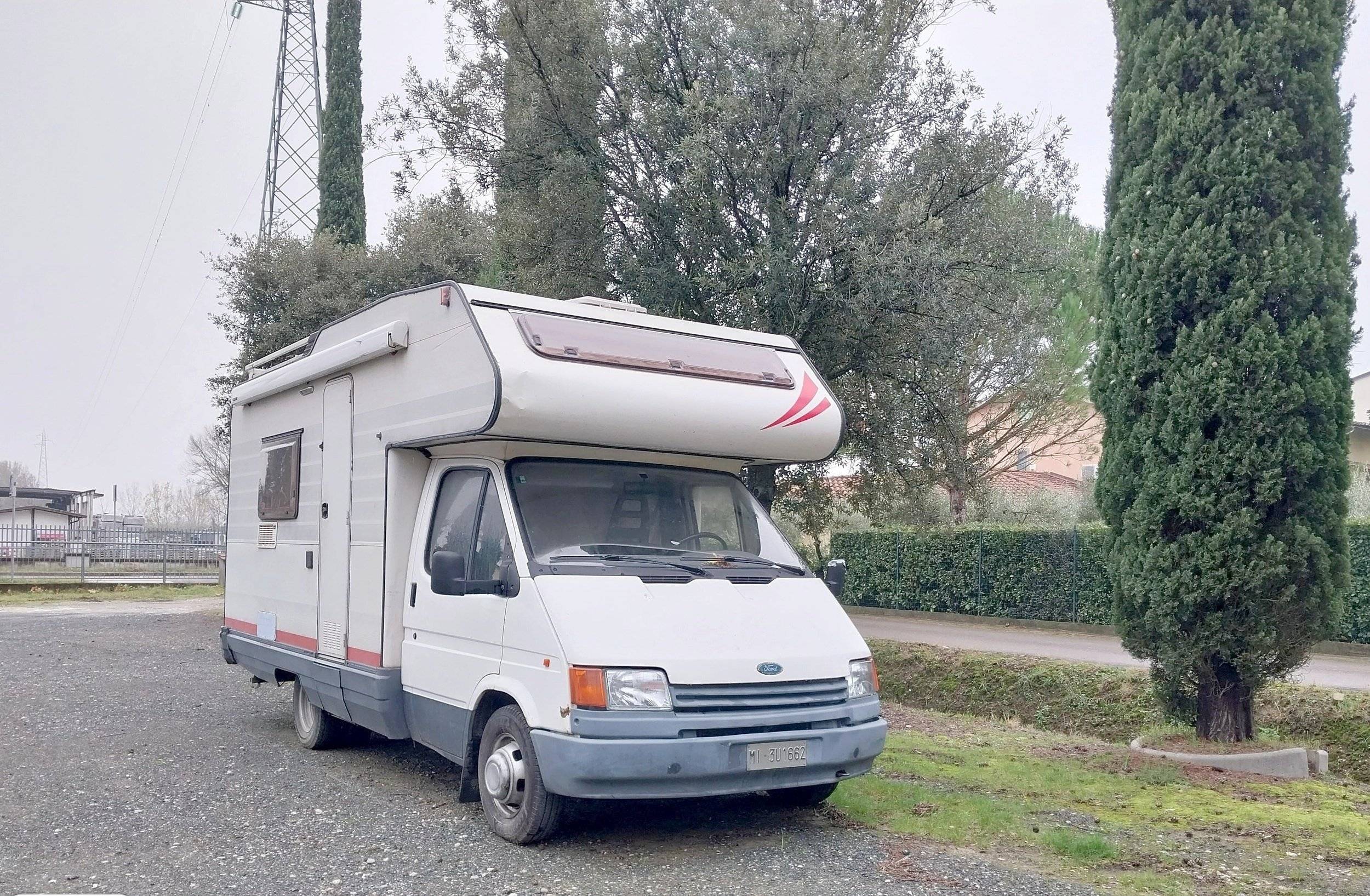 Vista frontale a ¾ Ford FORD TRANSIT - Yescapa