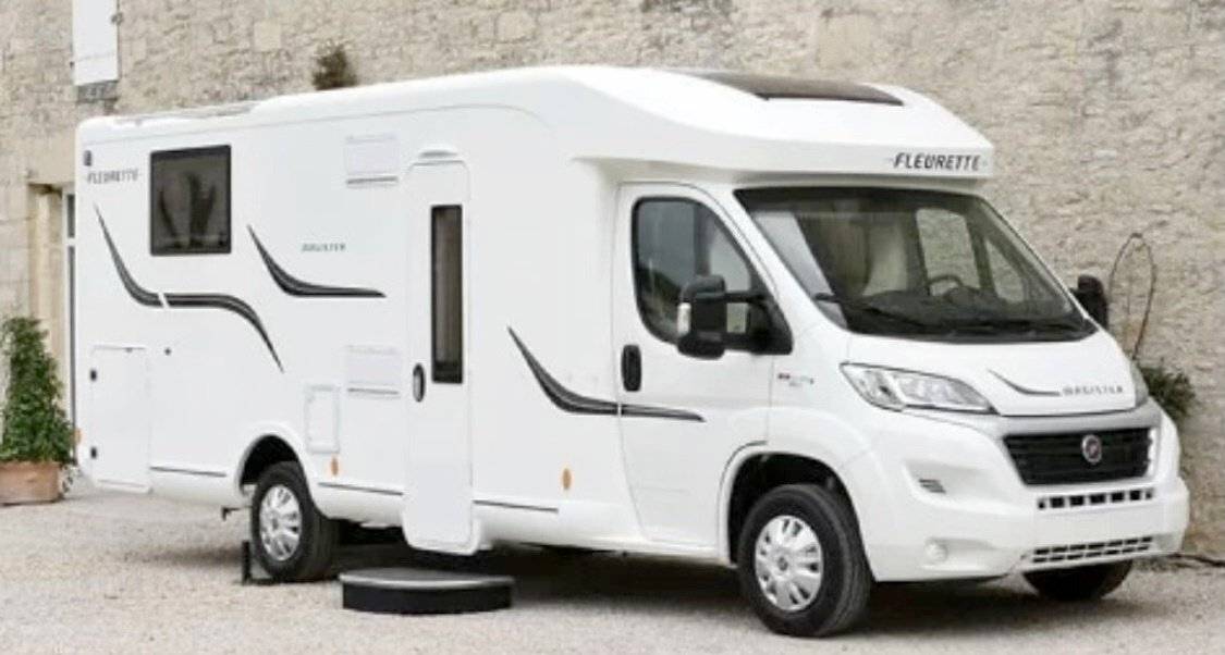 schräge Vorderansicht Fiat Fiat Ducato 130 CV - Yescapa