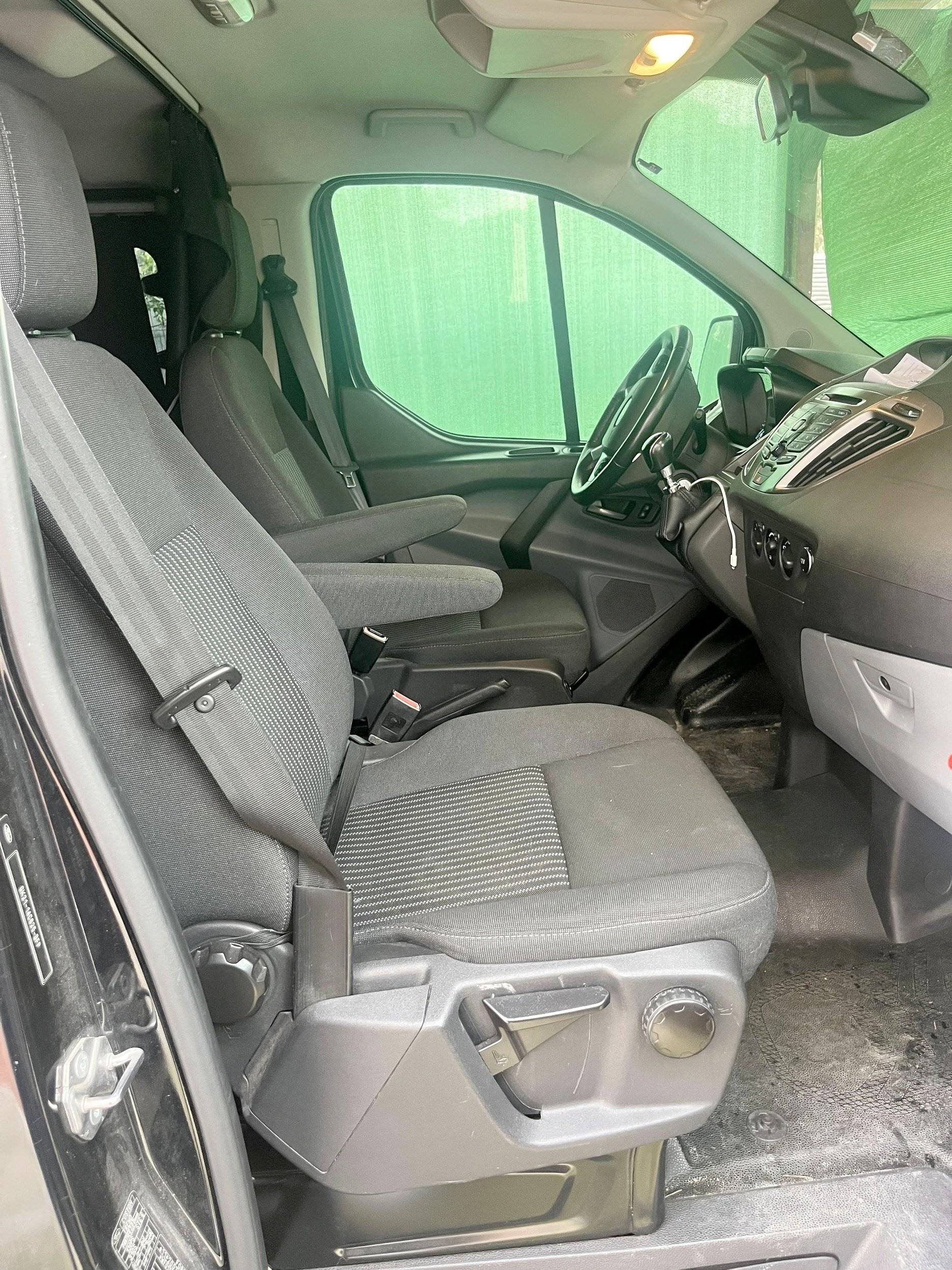 Coin repas Ford Transit Custom 2,0 l 130 ch - Yescapa