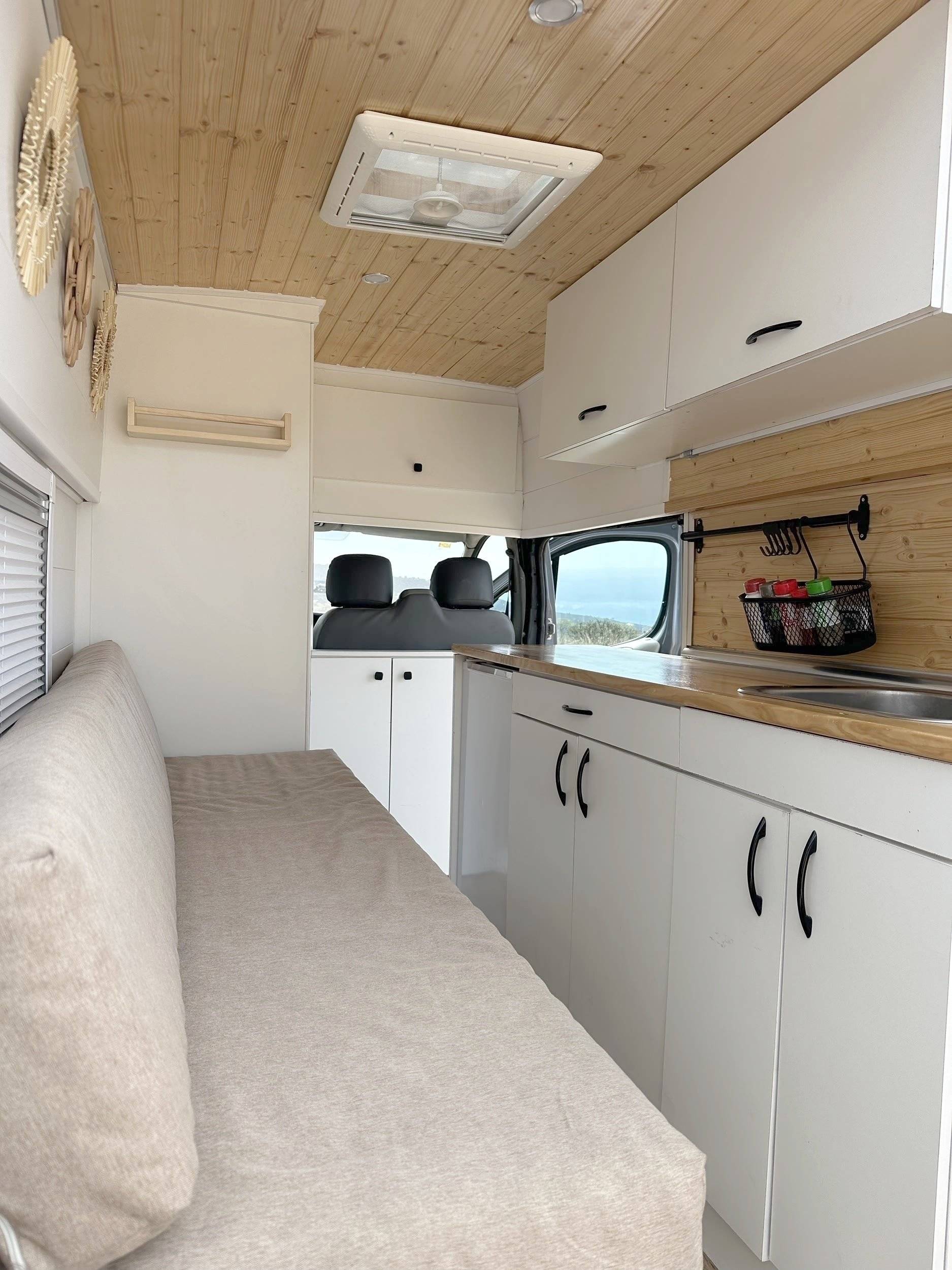 Dining Area Nissan Primastar - Yescapa