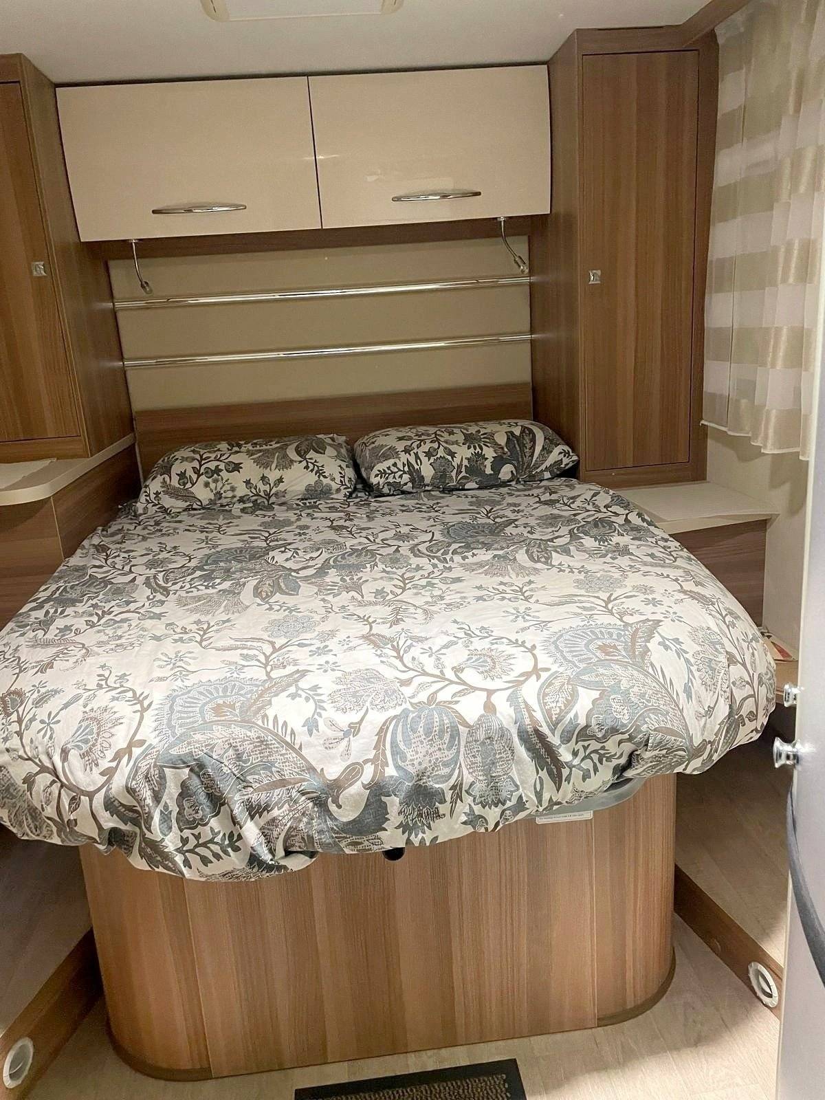 Plazas en cama Ford Ford Transit 2,2 l 155 ch - Yescapa