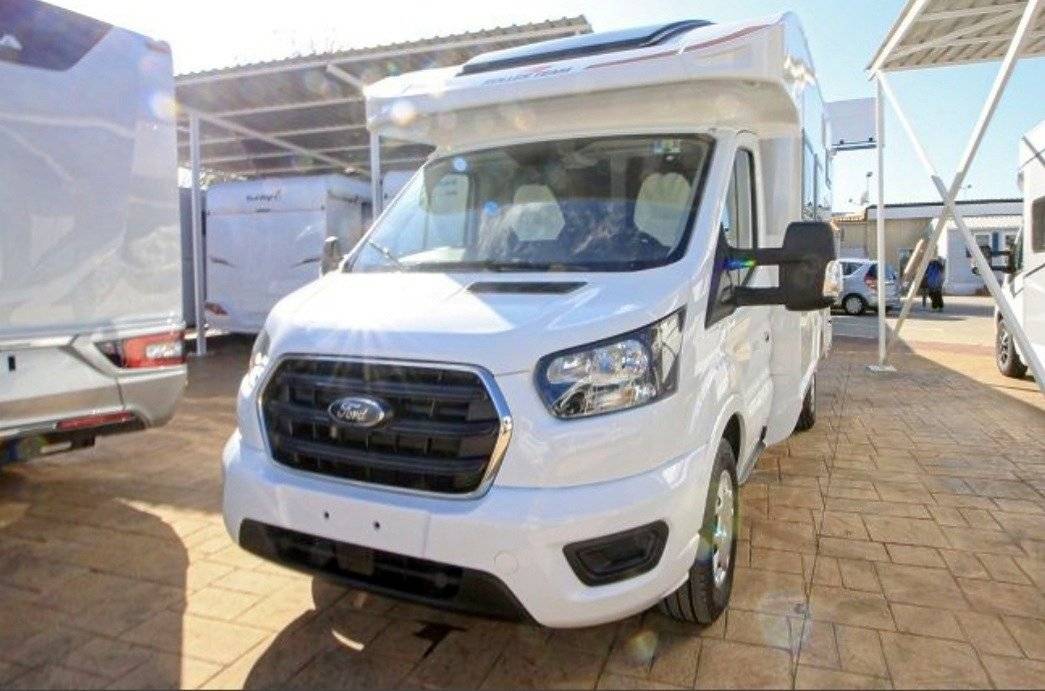 Front view from 3/4 Ford Transit 2,0 l 170 ch - Yescapa