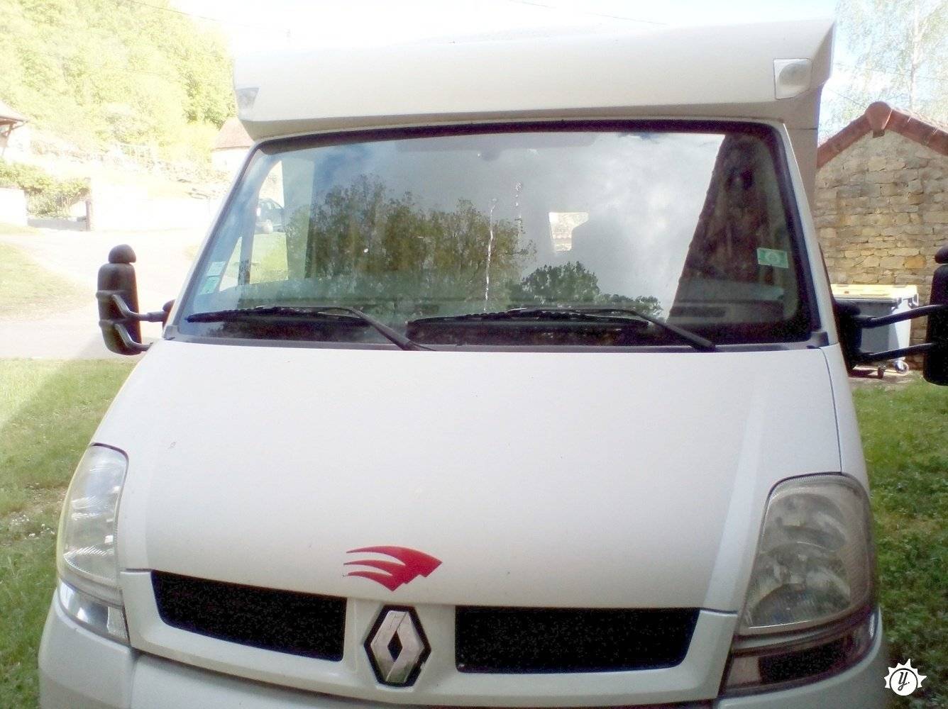 Vue avant de 3/4 Renault Master 3,0 l. dCi 140 ch. - Yescapa