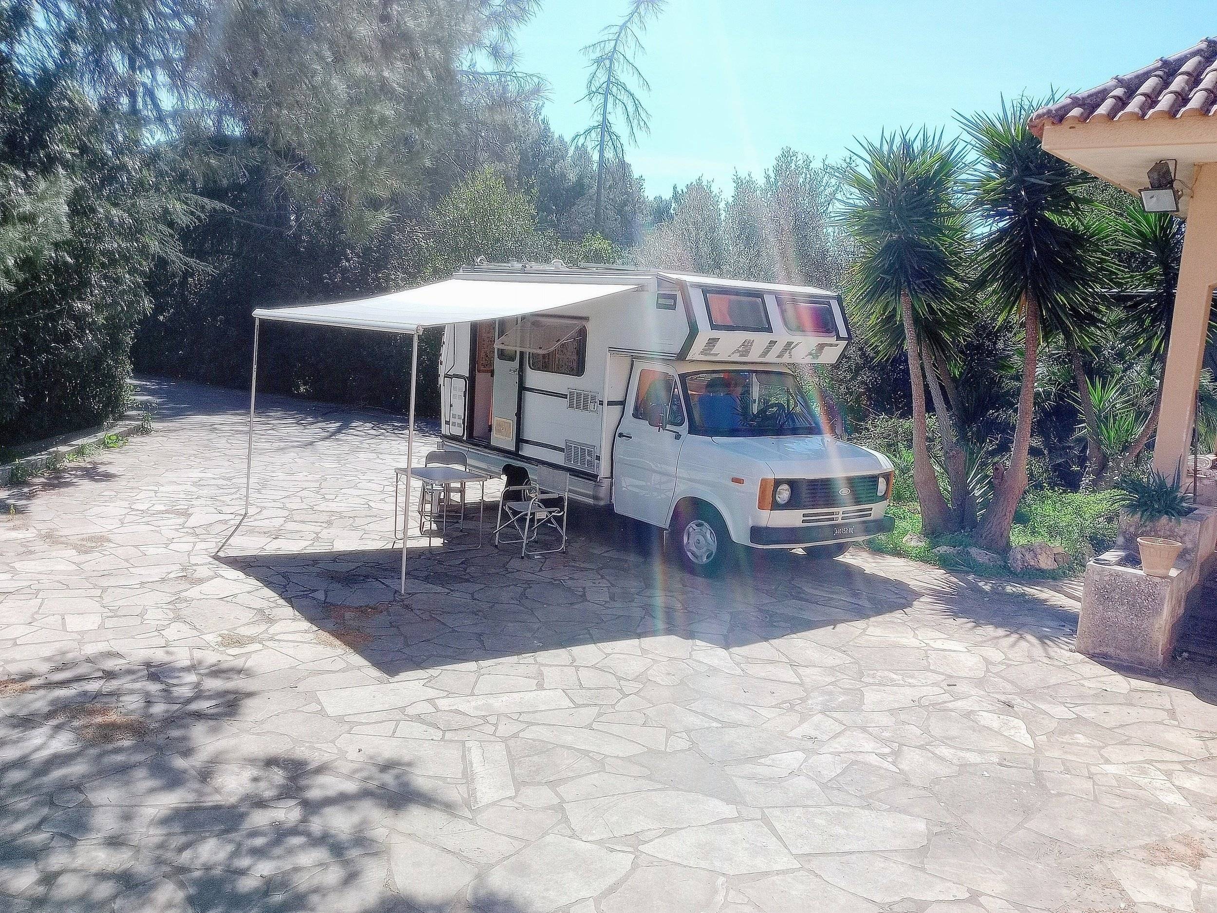 Vista frontale a ¾ Ford ford transit - Yescapa
