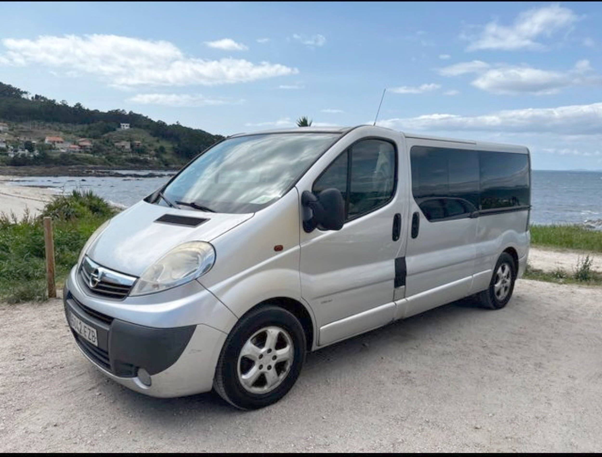 Vista del vehículo ángulo delantero Opel VIVARO - Yescapa