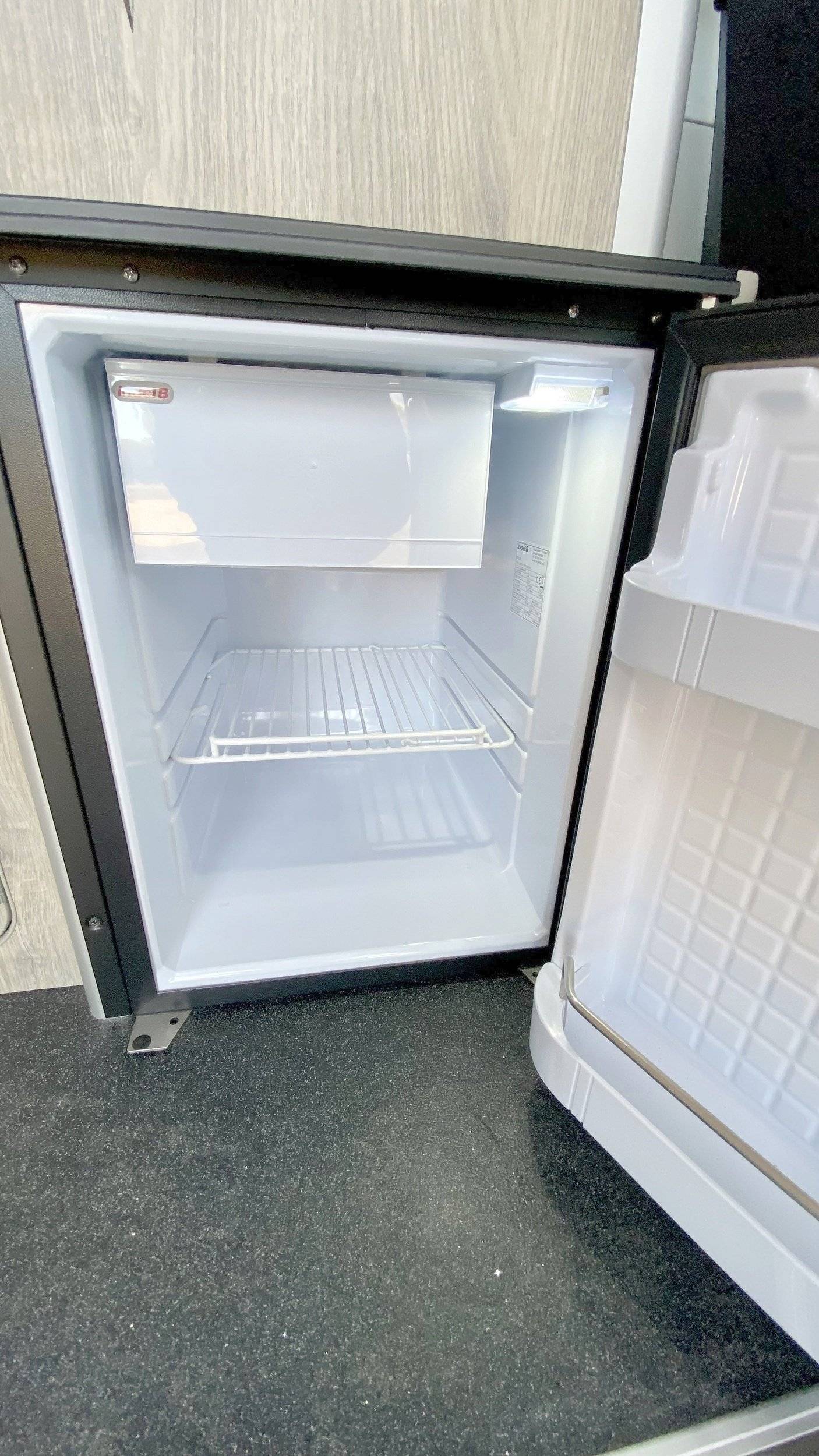 Volkswagen Transporter T6 (Amarilla)