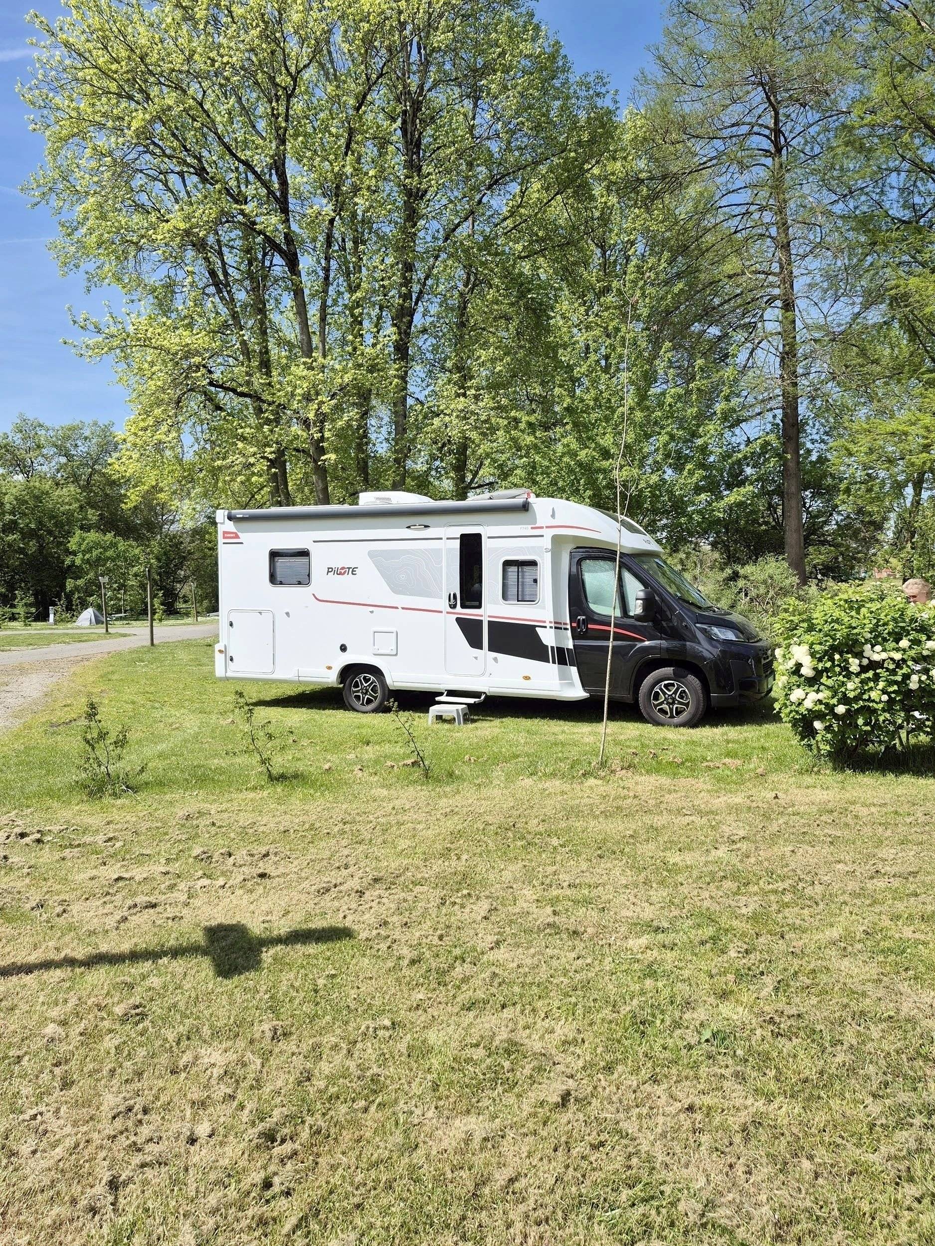 Vista del vehicle angle davanter Fiat Ducato 2,2 l 140 - Yescapa